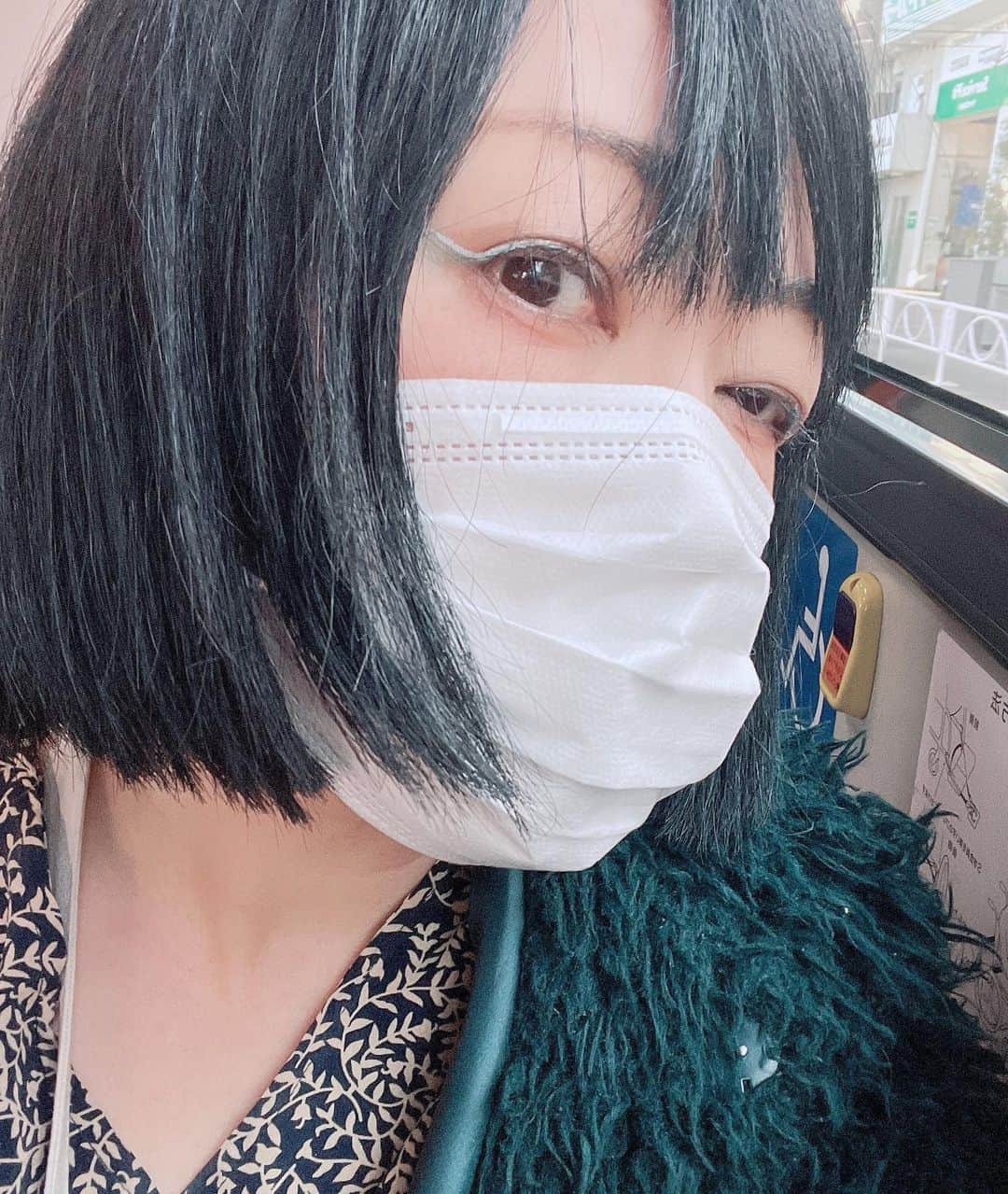 日暮愛葉さんのインスタグラム写真 - (日暮愛葉Instagram)「バスでぶーん バス好きなの。 さてヘアサロン どんな髪型になるのか？ この2枚はbefore！ #aiha #aihahigurashi  #before」1月16日 9時44分 - aiha_higurashi