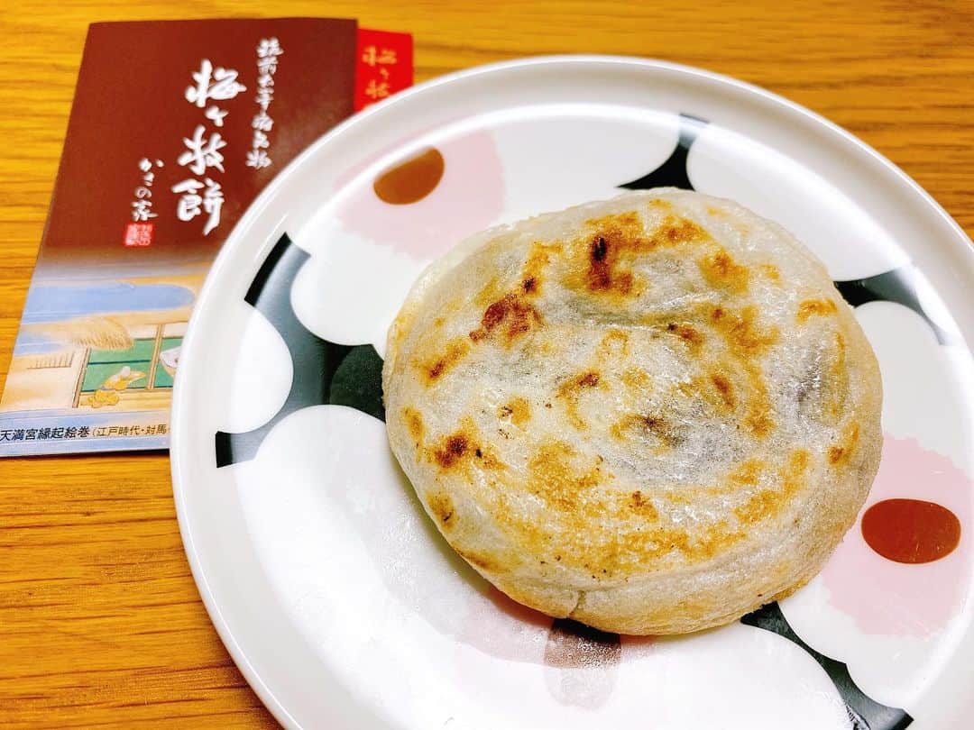 倉田雅世のインスタグラム：「昨日は出来立てあつあつを頂き、今朝はトースターでカリッと焼きました。美味しい！ #梅ヶ枝餅」