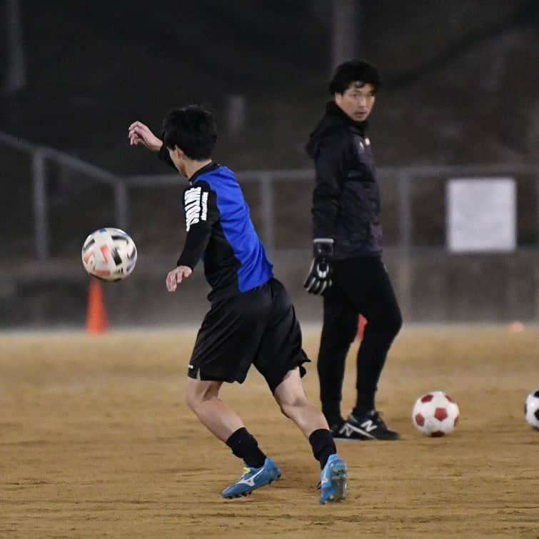 加藤順大のインスタグラム：「2月2日 SURISEONEフットボールアカデミー プレトレーニング メニュー ウォーミングアップ。 パス、コントロールトレーニング。 加藤順大がゴールマウスを守るシュート練習。 加藤順大とPK対決。 . . . 2月4日 SUNRISEONE GKアカデミー プレトレーニング メニュー ウォーミングアップ 基礎技術の徹底 試合で使える効果的なパントキックトレーニング。 シュートトレーニング。 PK対決。  興味がある選手、保護者様。 プロフィールページから参加予約して下さい！！ よろしくお願いします。」