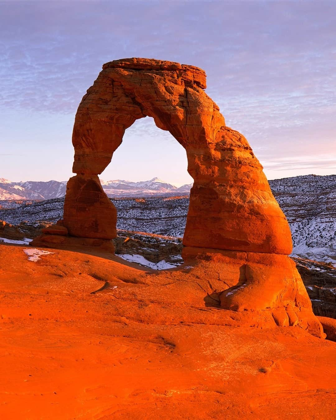 アメリカ内務省さんのインスタグラム写真 - (アメリカ内務省Instagram)「Delicate Arch, sometimes unofficially called "License Plate Arch," is a spectacular place to watch the sunset in Arches National Park, #Utah. The hike can be icy during the winter, so bring traction devices and stop by the visitor center patio for trail conditions. Photo of @ArchesNPS by Neal Herbert, National Park Service」1月16日 10時00分 - usinterior