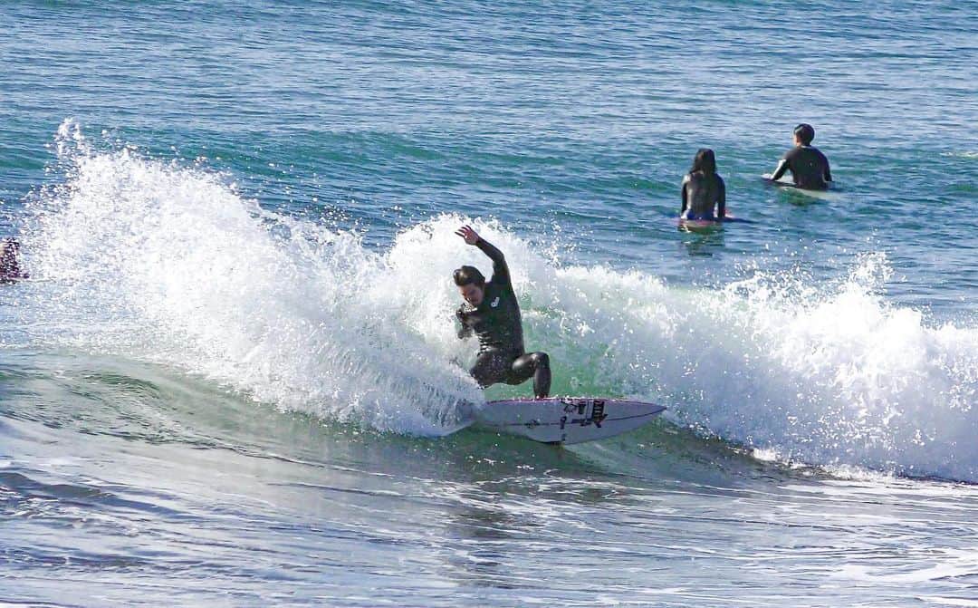 金尾玲生のインスタグラム：「.  Good morning🏄🏽‍♂️🏄🏽‍♂️🏄🏽‍♂️  📸by @hrssurf   湘南エリア波上がってきましたよー！  爆風ですけど…笑  明日の朝は期待かも！ そろそろまともな波でサーフィンしたい…  #surf」