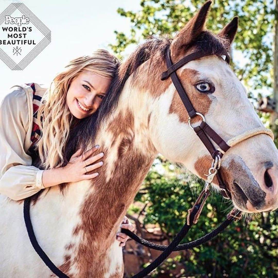 ベス・ベアーズのインスタグラム：「Beyond honored to join the @equusfoundation as their newest #EquuSTAR alongside the lovely and wonderful @georginabloomberg @jessicaspringsteen and other amazing advocates for America's horses!  #Repost @equusfoundation ・・・ Actress, @bethbehrs Joins EQUUS Foundation as an #EQUUStar !  The @equusfoundation is excited to announce that actress, Beth Behrs, will be joining its esteemed roster of EQUUStars, who are popular and iconic horse lovers that assist the Foundation in raising awareness and support for horse welfare across the country.   Fans of the current hit CBS Sitcom, @theneighborhood , and those who tuned in to the enormously popular sitcom, @2brokegirls , created by Michael Patrick King and Whitney Cummings, will know actress Beth Behrs -- especially in her role as Caroline Channing with her horse, Chestnut!  Click the link in our bio today or see our Facebook post for the full release with details.   Congratulations, Beth ! We can’t wait to work with you to promote and inspire horse welfare! ⭐️🐴💖  #fortheloveofhorses #equusfoundation #horseprotector #horsewelfare #horserescue #rideforhorses #horsepower #horsepeople #equestrian #kindness #equusfoundation #giveback #ilovehorses #savinghorses」