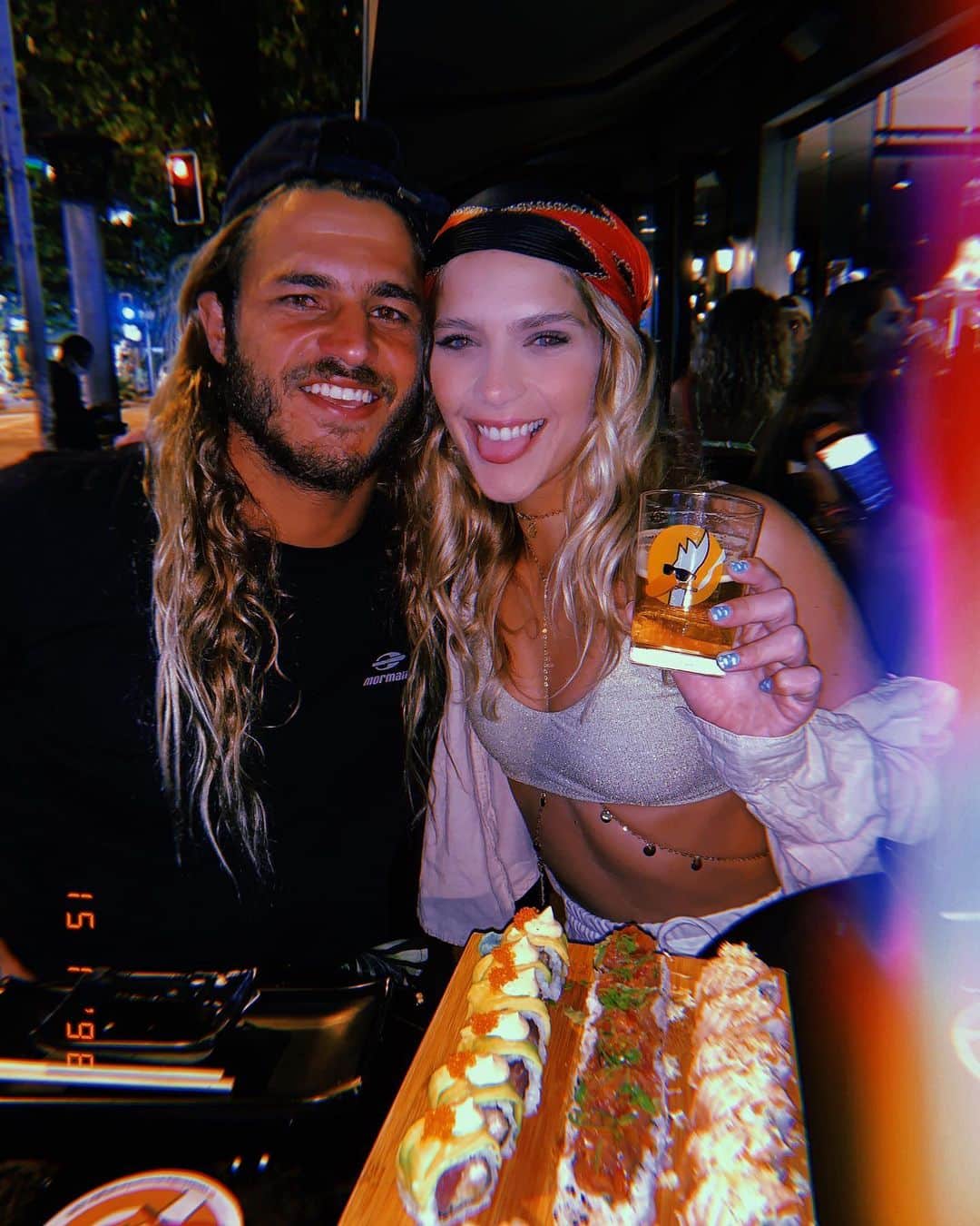 イザベラ・サントーニのインスタグラム：「Mozão, japa, cervejinhaaa e @patocomlaranja 😎」