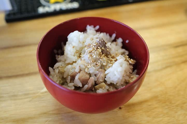 福岡グルメ 福岡ランチ「デビログ」さんのインスタグラム写真 - (福岡グルメ 福岡ランチ「デビログ」Instagram)「. 『ちょい立ち酒場 にどね』はホルモンがメインの立ち飲み店で、食べ物のメニューが全て500円以下という嬉しい価格設定なんよ✌️ 場所は大名1丁目交差点の近くで、以前『麺や兼虎』があったところ。 店名の『にどね』の由来は二度寝ではなく、「週に2度来てくださいね」ということらしい。 一押しメニューの「テッポウ串」80円(税別)は自家製タレがたっぷり浸み込んだ逸品で、カリカリに焼かれていていい感じ👌これは何本でも食べられるよ😆 オススメを数品いただいて、最後は「田舎とりめし」250円(税別)で〆ました。 お酒1杯でもOKらしいので、早い時間帯にサクッとひとりで飲むのにも良さそう。 チャージなしだから、ランチ難民になった時も助かるね🙆‍♂️ 緊急事態宣言の発令に伴い、営業時間が12:00～20:00になる可能性あり。  #ちょい立ち酒場にどね #福岡市中央区赤坂 1-1-18 リバティ赤坂 101 092-791-7146 14:00～0:00 不定休 ※緊急事態宣言の発令に伴い、営業時間が変更になる場合があります。  #福岡居酒屋 #福岡立ち飲み #福岡ホルモン串 #にどね #福岡 #福岡県 #福岡市 #福岡グルメ #福岡ランチ #福岡ディナー #福岡ごはん #福岡ご飯 #福岡飯 #福岡食べ歩き #福岡インスタグルメ #食べログ福岡 #福岡旅行 #福岡グルメ旅 #博多 #博多グルメ #博多ランチ #fukuoka #fukuokacity #fukuokagourmet #fukuokapics #hakata」1月16日 10時03分 - devi_takahashi