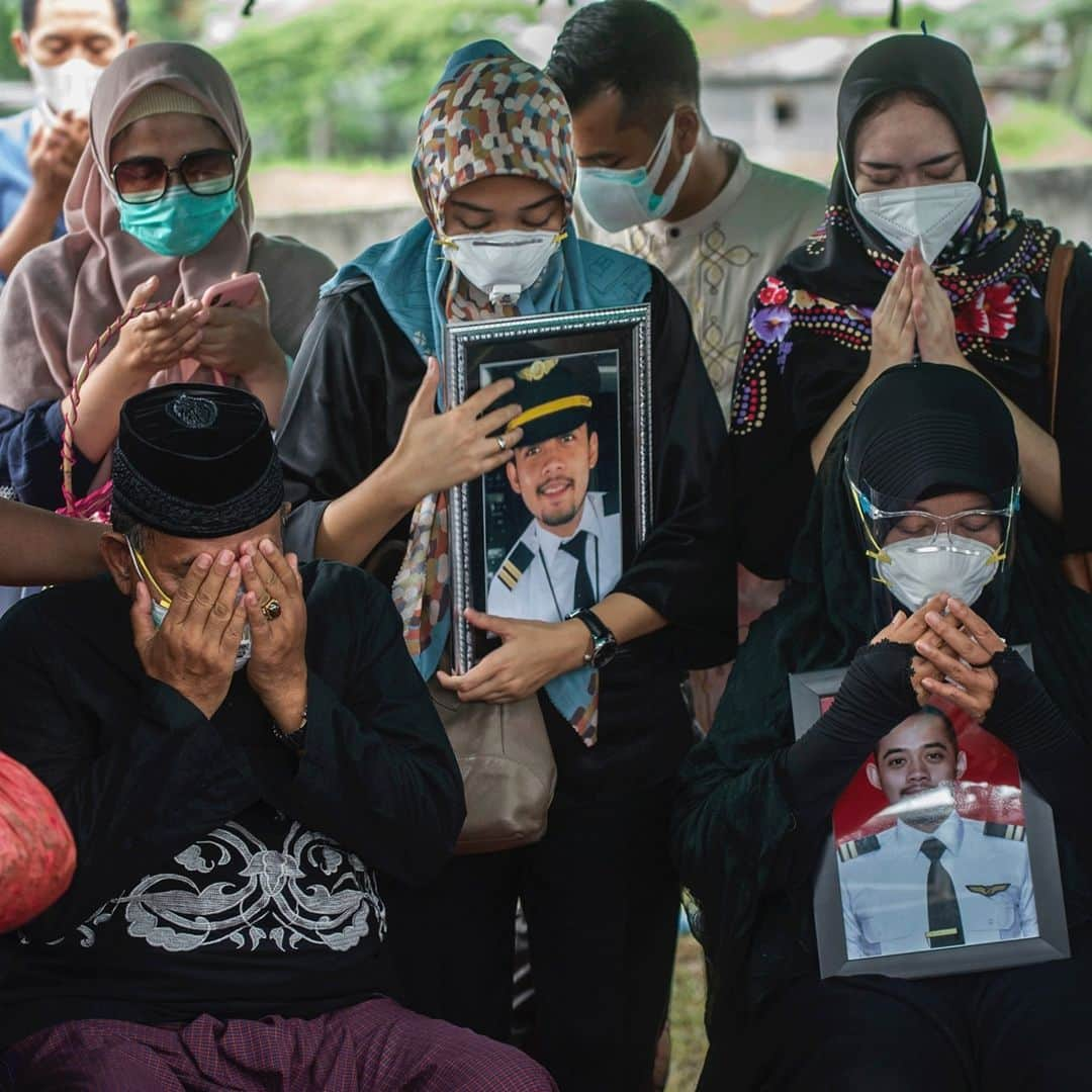 TIME Magazineさんのインスタグラム写真 - (TIME MagazineInstagram)「Relatives of Fadly Satrianto, a co-pilot with Nam Air and a passenger onboard Sriwijaya Air Flight 182, pray during his funeral in Surabaya, Indonesia, on Jan. 15. The Boeing 737-500 crashed into the Java Sea a few minutes after taking off from Jakarta on Jan. 9 with 62 people aboard, @apnews reports. Read more at the link in bio. Photograph by Juni Kriswanto—@afpphoto/@gettyimages」1月16日 10時06分 - time