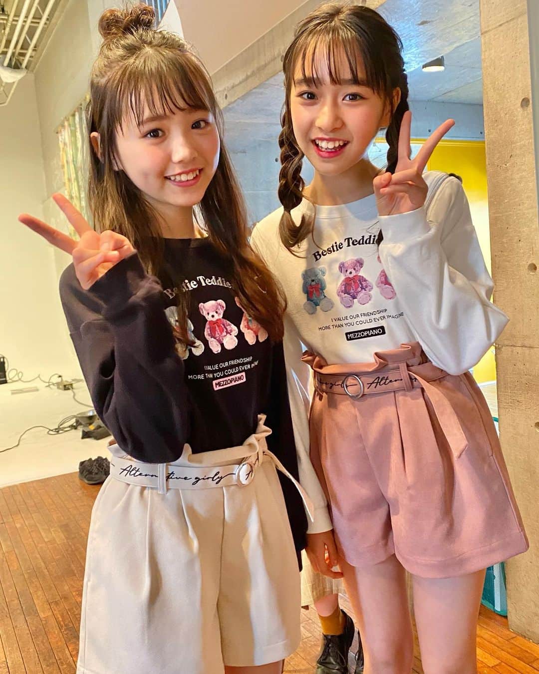 ニコ☆プチのインスタグラム：「・ イロチ😋💟 ツインズコーデ ・ ・ #ニコプチ #プチモ #小松崎ふたば #藤岡舞衣 @mezzopianojunior_official  @algy_official」
