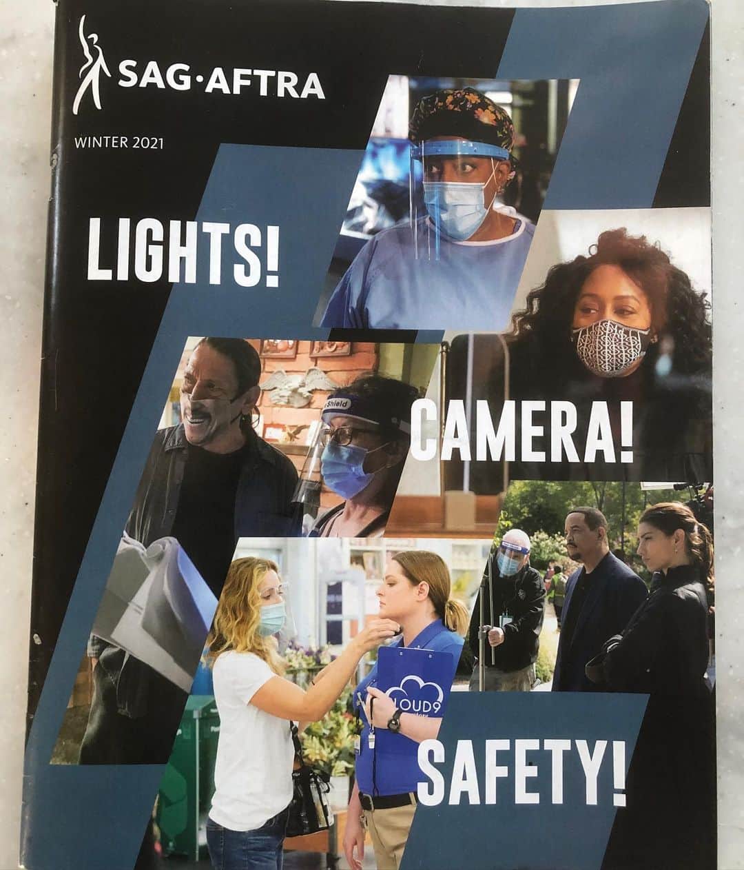 ローレン・アッシュのインスタグラム：「What’s that? Oh it’s @ashlee_mullen and I on the cover of the @sagaftra magazine! Great article about Covid protocols here in Lalaland!」