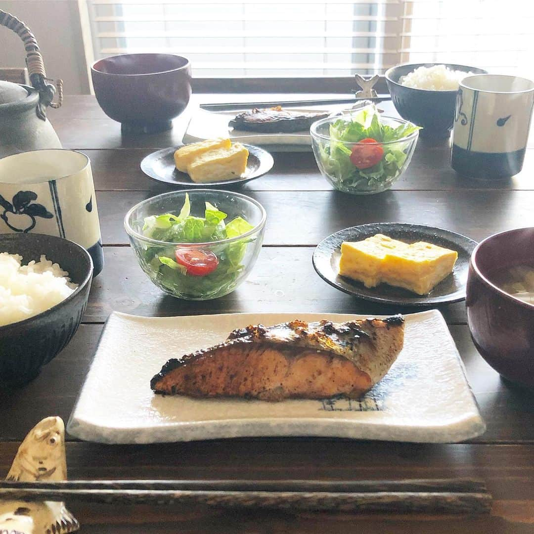 仲谷亜希子のインスタグラム：「今日の朝ごはん🍚 最近、土日の仕事もキャンセル続きで、 家族でゆっくり朝ごはんを食べられる。 それはそれで幸せなことだね。  ふとコロナによって得られたことを考えた。  ◯娘の成長をじっくり見守れた ◯家族と一緒に沢山時間を過ごせた ◯子育てにおいて主人との連携がスムーズになった ◯やりたい事や目標が増えた ◯「オリンピックは集大成」の考えは捨てた ◯家族の有り難さを痛感した ◯親と過ごせる時間の大切さを再認識した ◯キャリアにおいて今後の選択肢が増えた  勿論、今でも未来に不安が無くなったわけではない。いつ自分や家族が感染するのか分からないし。でも、確実に広い視野で物事を見られるようになれたかな。  Let's stop the pandemic of fear and instead make positive messages and a brighter vision of the future. So people, have a great day and let's stay safe.  #今日の朝ごはん #今日の朝食 #おうちごはん #ふたり #夫婦ごはん #朝ごはんプレート #手作りごはん #あさごはん #おうちごはんLover #クッキンググラム #家庭料理 #料理写真 #朝食 #丁寧な暮らし #豊かな食卓 #foodstyling #手料理 #暮らしを楽しむ #iegohan #cooking #cookingram #breakfast #todaysbreakfast #breakfastwithmyhubby」