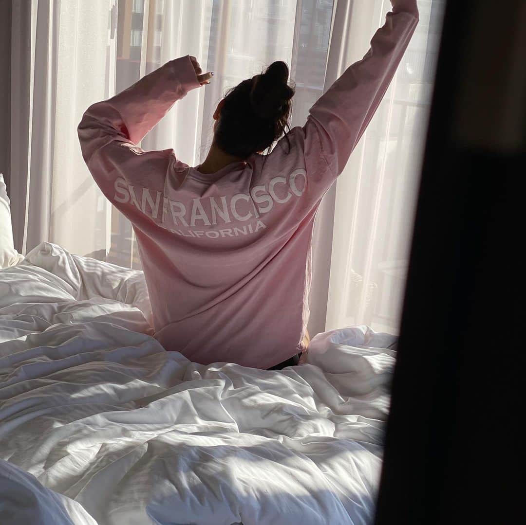 知念美加子さんのインスタグラム写真 - (知念美加子Instagram)「Good morning from @strata_naha 🌞 ・ ・ ・ サンフランシスコ言うてますが沖縄です🌺笑 ・ ・ 久しぶりに晴れた贅沢な朝でした❤️ たまにの息抜きにホテル滞在ってアリだよね🤔 ・ ・ ・ #ストレータ那覇 #ホテル暮らし #okinawalife  #ちねんのすすめ #安心してください履いてますよ」1月16日 10時19分 - chinenmikako