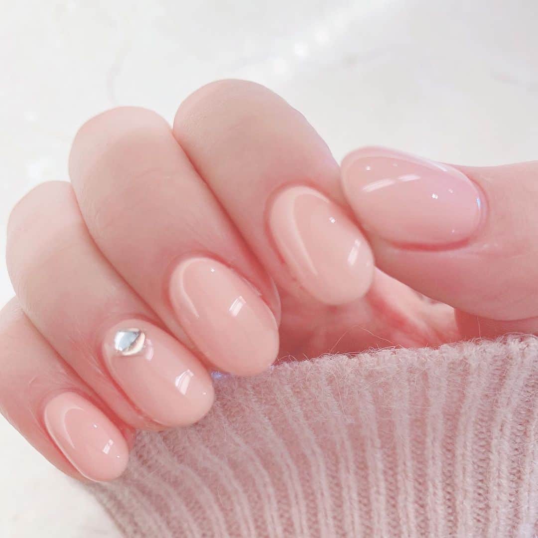 宮丸くるみさんのインスタグラム写真 - (宮丸くるみInstagram)「﻿ ﻿ ﻿ New nail ‪‪☺︎‬﻿ ﻿ ﻿ #nicenail で﻿ めっちゃシンプルめに自爪に近いピンク色でしてもらいました♥﻿ ﻿ 薬指のストーンもかわいい( ¨̮ )﻿ ﻿ ﻿ ・﻿ ・﻿ ・﻿ ﻿ ﻿ #リリバリ #lilyofthevalley #アイドル #idol #ネイル #ナイスネイル #ピンクネイル #ワンカラーネイル #ストーンネイル #シンプルネイル #艶 #ネイルサロン」1月16日 10時25分 - k_r_m1225