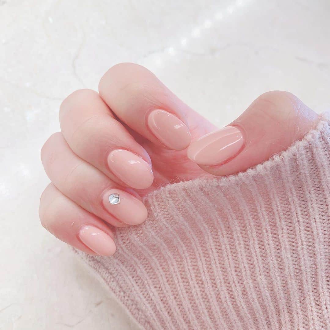 宮丸くるみのインスタグラム：「﻿ ﻿ ﻿ New nail ‪‪☺︎‬﻿ ﻿ ﻿ #nicenail で﻿ めっちゃシンプルめに自爪に近いピンク色でしてもらいました♥﻿ ﻿ 薬指のストーンもかわいい( ¨̮ )﻿ ﻿ ﻿ ・﻿ ・﻿ ・﻿ ﻿ ﻿ #リリバリ #lilyofthevalley #アイドル #idol #ネイル #ナイスネイル #ピンクネイル #ワンカラーネイル #ストーンネイル #シンプルネイル #艶 #ネイルサロン」