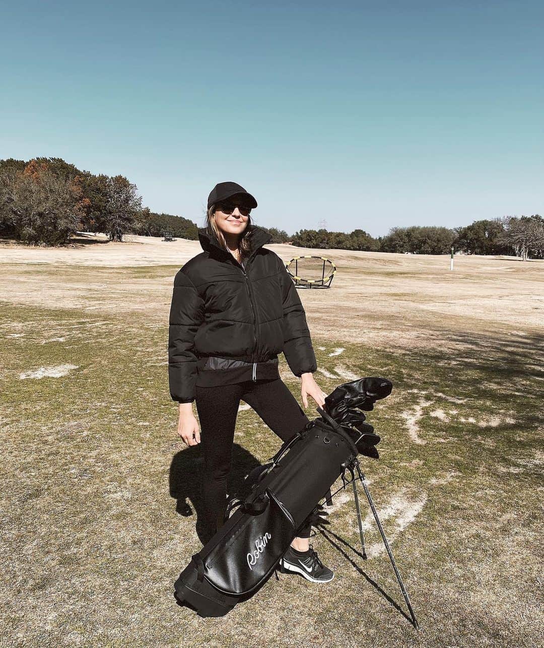 オデット・アナブルのインスタグラム：「Look good, feel good, feel good, play good with my new chic @robin.golf clubs. I’m pretty sure I’m a golfer now, you might regret buying me these clubs @dave_annable 😉🏌️‍♀️⛳️」