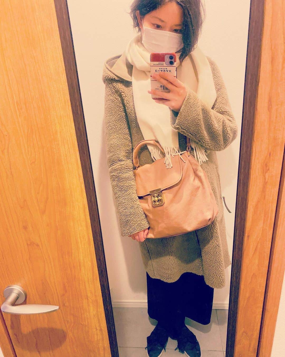 のインスタグラム：「先日、修理に出していた鞄を受け取りに行きました✨  気に入ってたのに、競馬場に持っていった時に赤ペンの蓋を閉め忘れて鞄に入れてしまってたみたいで😭 真っ赤なインクがついて使えなくなってたんです💦  その後何年も使わずにいたんですがやっぱり気に入ってるしなぁと見積もりを出してもらったら、全部塗り直しになるとのことで… 結構お高い修理代でしたが、綺麗になって戻ってきました☺☺  たくさん使って何年もしまってたぶんを取り戻そう🌟  #バッグ　#修理　#chloè  #お気に入り #赤ペンは蓋をしめましょう」