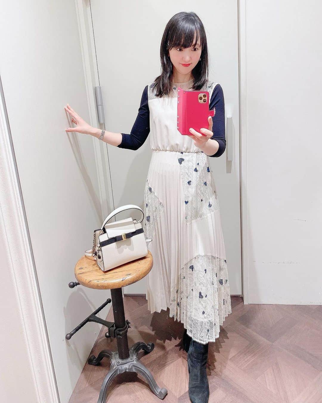 のインスタグラム：「* ♩.:*・♪・*:.♬.:*・♩*:.♬.:*・♩・♪:.♬ 　 　コーデ💓  👗⇨♡ @grace_continental.div  👜⇨ ♡ @ferragamo  👢⇨♡ @ugg   　グレースの ハート♡刺繍入りワンピ襟 ベージュ系が好み✨👗❤️♥️ 　  ♩.:*・♪・*:.♬.:*・♩*:.♬.:*・♩・♪:.♬  #コーデ #コーディネート #code  #cordinate  #izumiコーデ 🎀　 #izumileコーデ  #イズミールコーデ #gracecontinental  #ferragamo  #ugg #グレースコンチネンタル #フェラガモ  #アグ #大人可愛いコーデ  #CBK」