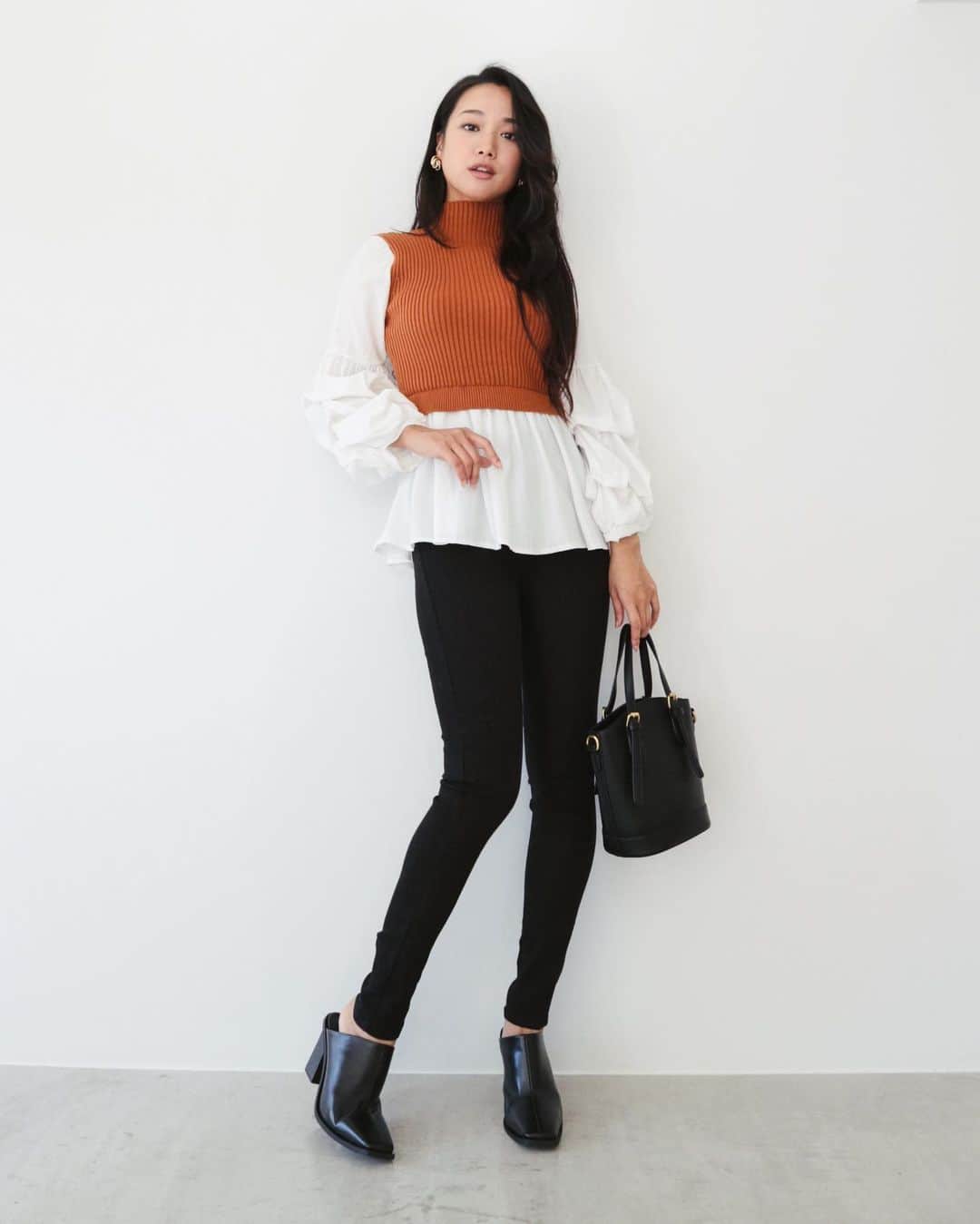 デュラスアンビエントのインスタグラム：「JANUARY NEW ARRIVAL ▫️ 𝗞𝗻𝗶𝘁 𝗹𝗮𝘆𝗲𝗿𝗲𝗱 𝗯𝗹𝗼𝘂𝘀𝗲 〈Brown,Black〉 一枚でトレンドライクな雰囲気が手に入る、ニットとブラウスのレイヤード風トップス。 リブ編みのシンプルなハイネックニットとデコラティブなブラウスのミックスマッチで、大人の女性に似合う華やかな装いを叶えました。  _____________________________________ www.ambient-online.com @ambientofficial @ambient_ariake @ambient_yurakucho @ambient.opa #アンビエント#ambient_official  #coordinate #styling #21SS #chic」