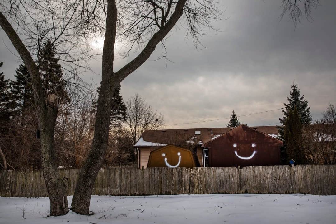 のインスタグラム：「Photo by David Guttenfelder @dguttenfelder / Happy faces are painted on the sides of a family’s sheds in Zion, Illinois. Follow along with me as I drive to Washington, D.C., from my home in Minneapolis, stopping along the way to photograph this moment in the U.S.」