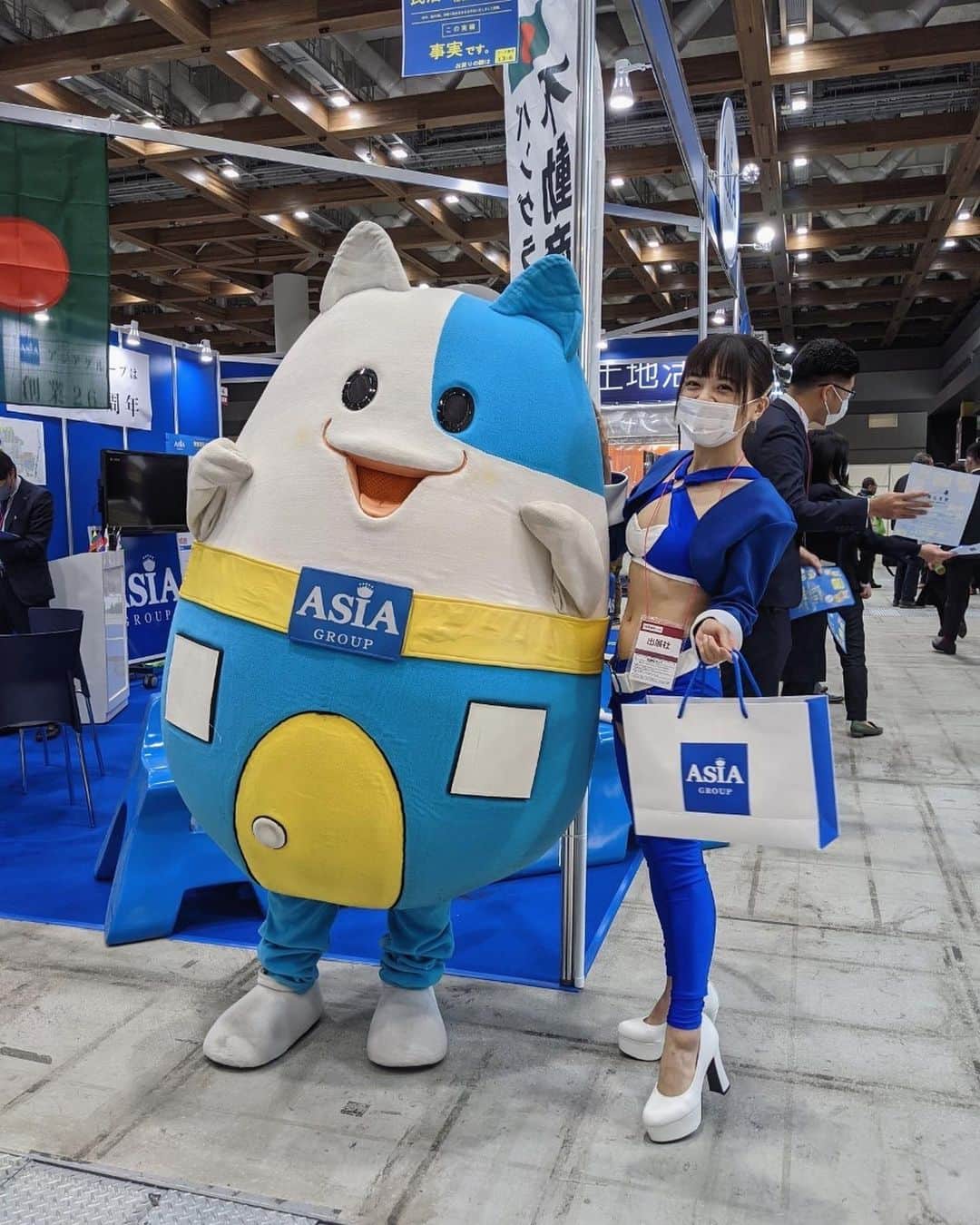 及川愛未のインスタグラム：「資産運用EXPO 南1  Asiaのセミナー連日開催中🎙 ○バングラディシュ資産運用 ○沖縄民泊 のセミナーがテレコで毎時間あります！お時間がない方は資料も用意してるのでぜひお声掛けください^ ^ 今日も３人（笑）でがんばります😸🎀 #資産運用EXPO #Asia #レースクイーン #ラウンドガール #followme」