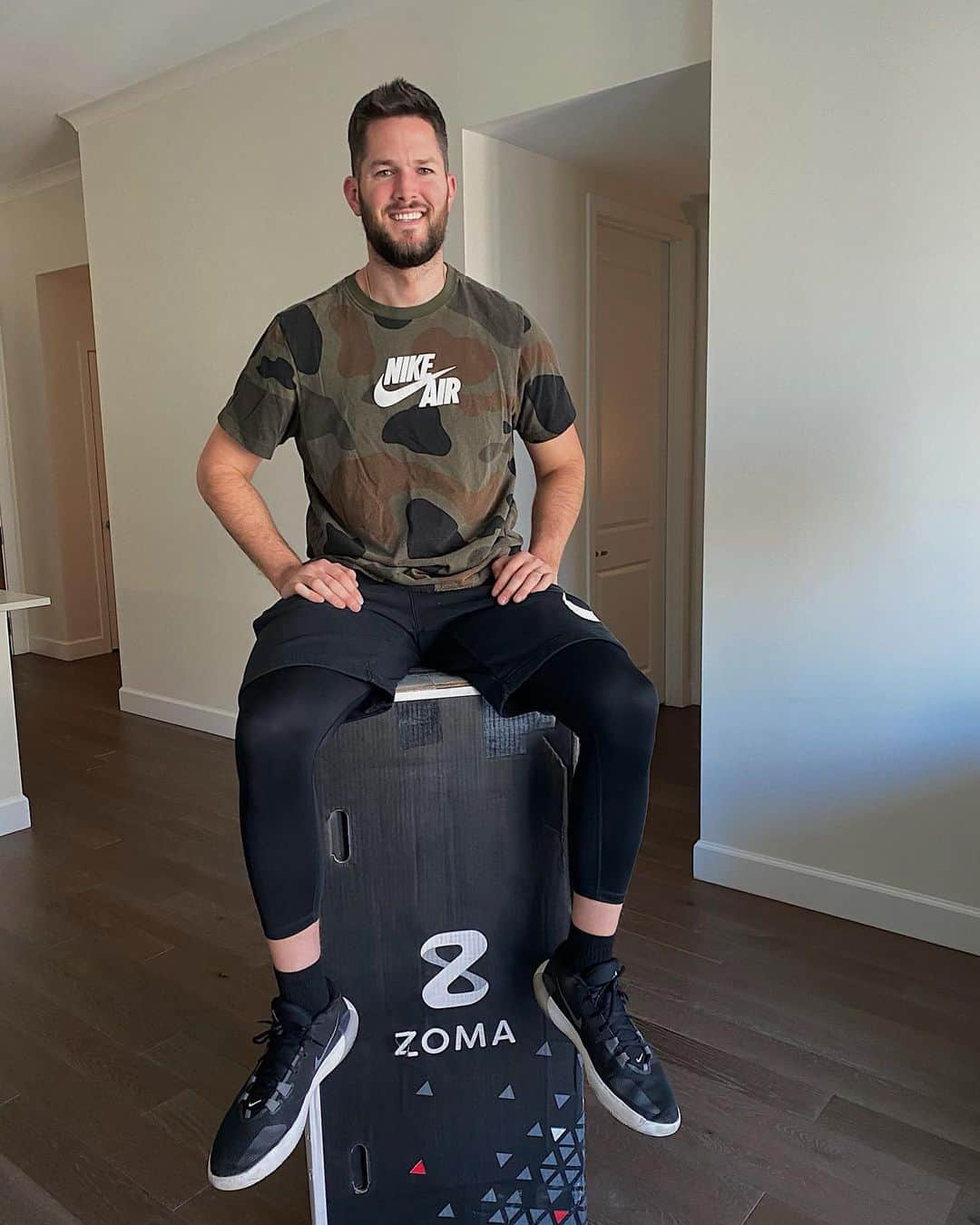 アレックス・ウッドのインスタグラム：「My @zoma mattress finally came and now I can sleep again. Cant wait to see how much better my sleep cycle and recovery are! #Zoma #mattress」