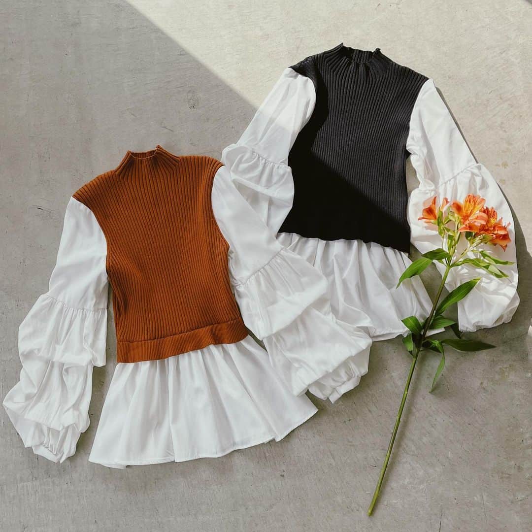 デュラスアンビエントのインスタグラム：「JANUARY NEW ARRIVAL ▫️ 𝗞𝗻𝗶𝘁 𝗹𝗮𝘆𝗲𝗿𝗲𝗱 𝗯𝗹𝗼𝘂𝘀𝗲 〈Brown,Black〉  段を入れた袖のボリュームと、ギャザーを施したフレアラインが存在感抜群のブラウス。 ニット部分はブラウスのシルエットを引き立てるよう、コンパクトに仕上げました。 ハーフパンツやスキニー、ストレートデニムを合わせたカジュアルな着こなしがおすすめです。  _____________________________________ www.ambient-online.com @ambientofficial @ambient_ariake @ambient_yurakucho @ambient.opa #アンビエント#ambient_official  #coordinate #styling #21SS #chic」