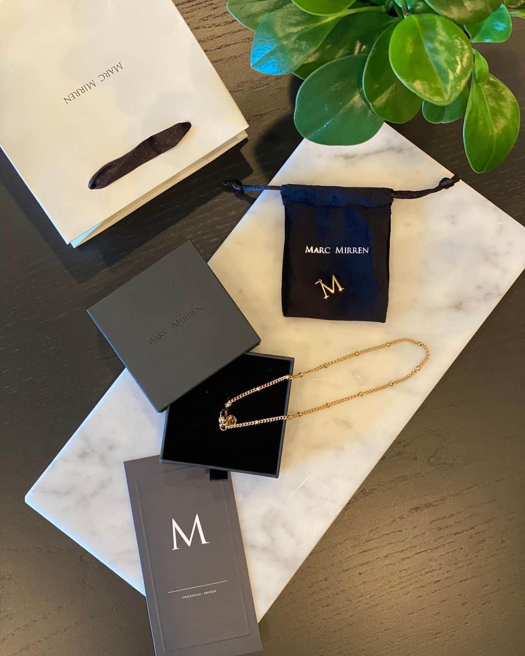 のインスタグラム：「. 可愛いアイテムが仲間入り❤️ . スウェーデン発の @marcmirrenのアクセサリー🇸🇪✨ イニシャルMのチャームとチョーカー🥰 . 金属アレルギー体質の人にも優しい サージカルステンレスが使われているよ✨ はらまりちゃん(@hara_mariko0920)の投稿を見て、 可愛いなぁーと思い真似っこしちゃいました🙈💓 しかもイニシャルが同じM❤️ . 1月28日までウィンターキャンペーン実施中⛄️ 期間中、商品を3つ購入すると1番安い商品が無料に✨ さらに公式サイトでディスカウントコード 「mariya15」を入れると15%offになるので、 是非ご利用ください☺️ 送料無料、30日以内は返品・交換無料です❣️ . #marcmirren  #detailsbymm  #マークミレン #北欧ジュエリー  #イニシャルアクセサリー」