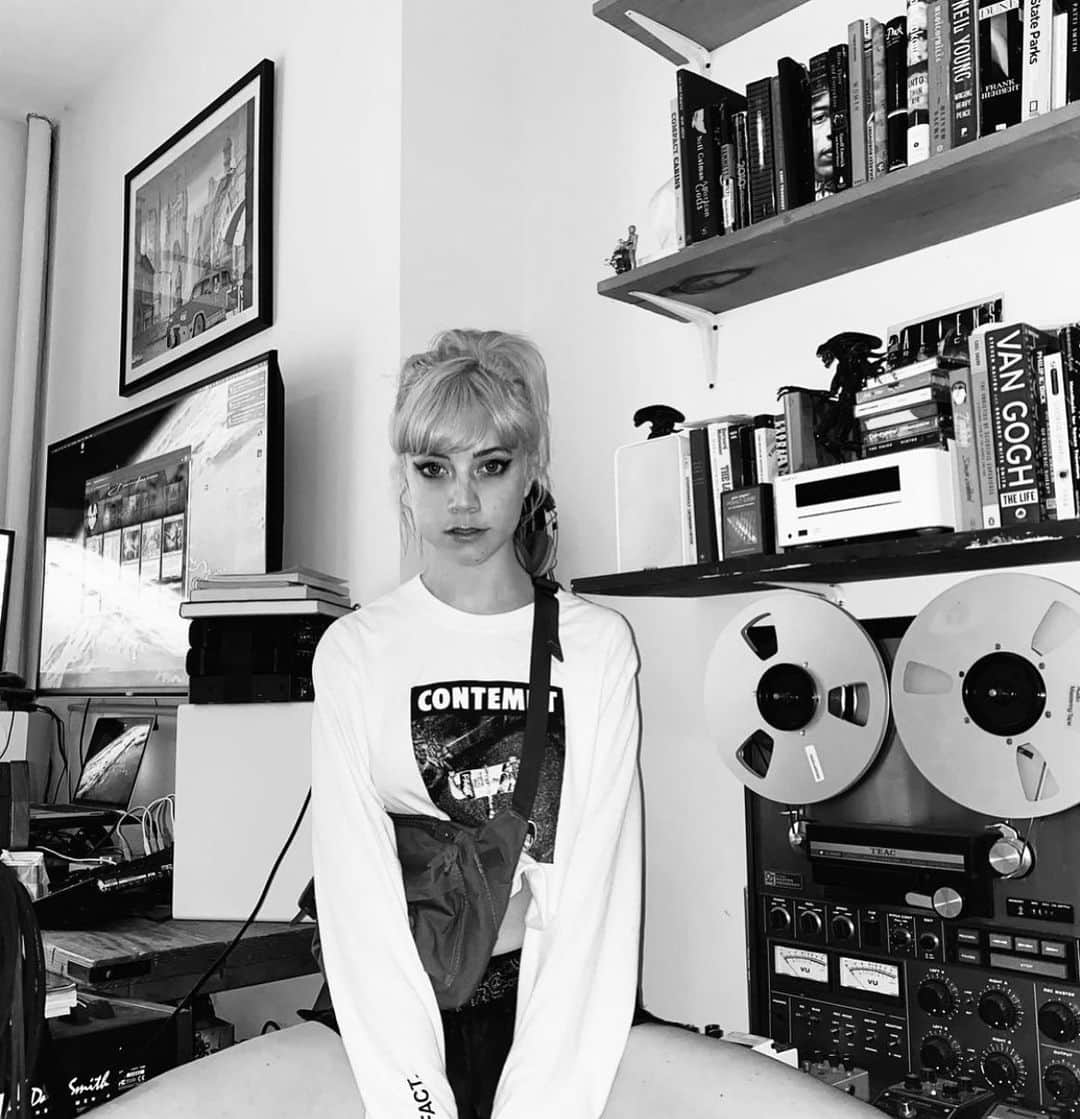 のインスタグラム：「Ayyyy here’s a studio pic and a caption to let you know I have a new single coming out next Friday- setting off 2021 right!  Please follow Danz CM on @spotify to get it on your release radar. There’s also a link in my bio to my last single. 😎  If you’re excited, comment a heart or something idk!!」