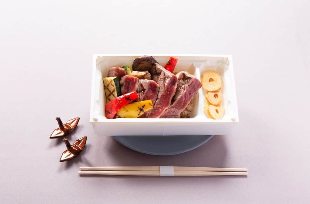 ANA CROWNE PLAZA NARITAのインスタグラム：「ANAクラウンプラザホテル成田　鉄板焼「菜里多」より厳選肉を贅沢に使用した豪華なお弁当をご提供いたします。 千葉県産 しあわせ絆牛（きずなぎゅう）とは生産農家が信頼の（絆）・環境の（絆）・家族の（絆）を大切なテーマとし、ハーブを配合した特別な飼料を与え一頭一頭愛情込め育てた上質な脂味と赤身のバランスが絶妙なブランド牛です。 お肉のみ・ガーリックライス付きをお選びいただけます。 おうちで、楽しむホテルの味、「しあわせ絆牛ステーキ弁当」をぜひご堪能ください。  ご予約・詳細はこちら▽ https://www.anacrowneplaza-narita.jp/restaurant/ceres/menu/detail/?id=85&c=lunch  新型コロナウィルス感染症への取り組みについて▽ https://www.anacrowneplaza-narita.jp/information/detail/?id=76   ホテル公式Facebook▽ https://m.facebook.com/anacrowneplaza.narita . ホテル公式Instagram▽ https://www.instagram.com/anacrowneplaza_narita/ . ホテル公式LINE▽ https://lin.ee/1uofs8ueK」