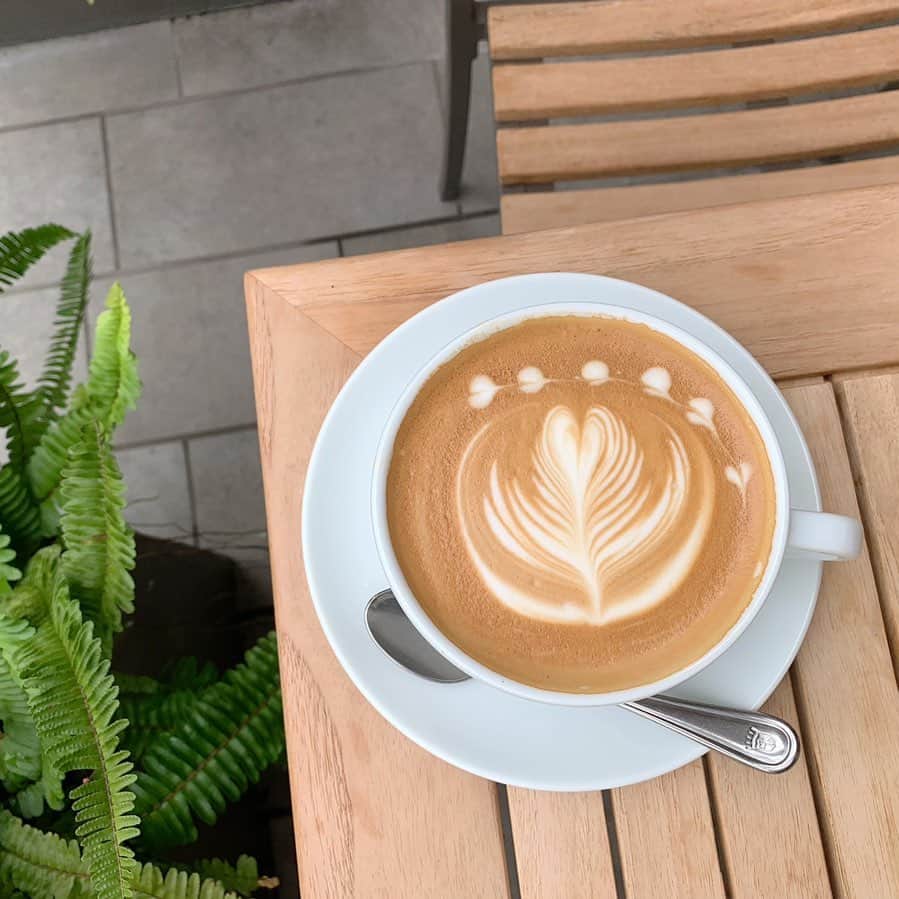 のインスタグラム：「coffee time❤︎  オシャレなカフェにも 行きにくいご時世… おうちでまったり 以前行ったカフェの写真を見て 癒されております☕︎  キャッシュレス時代になった今 私がやっていて良かったなぁと思う "節約術"が なんといっても「#ポイ活 」💲  店頭に行けないかわりに ネットでお買い物することが増えたので、 なおさらポイントを貯めやすくなっていますよ👍  #ポイントインカム を経由して ネットでお買い物するだけなので超簡単❣️  お買い物だけじゃなく、 クレジットカードや銀行口座作るだけでも ポイントが付くのでめちゃめちゃお得です！  初めてない方は、もったいない！！ ぜひぜひトライしてみてね♪ ......................................................... @pointincome_official #コーヒー #ブレイクタイム #カフェ巡り #カフェラテ #節約術 #ポイ活 #ポイントインカム #ポイントサイト #ポイ活デビュー #stbook」