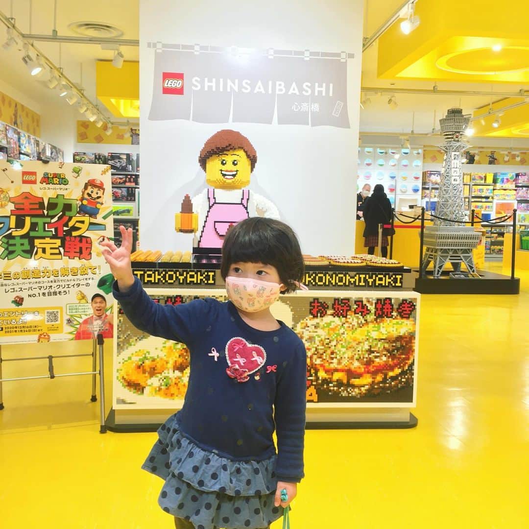 Julie Wataiのインスタグラム：「新しく出来た心斎橋PARCOが娘はめっちゃ楽しいらしい。 連絡してる隣の大丸のポケモンセンターでゲームして、色々買って帰った。 LEGOは来年くらいかな？ #2歳 #2歳10ヶ月 #身長100センチになった」