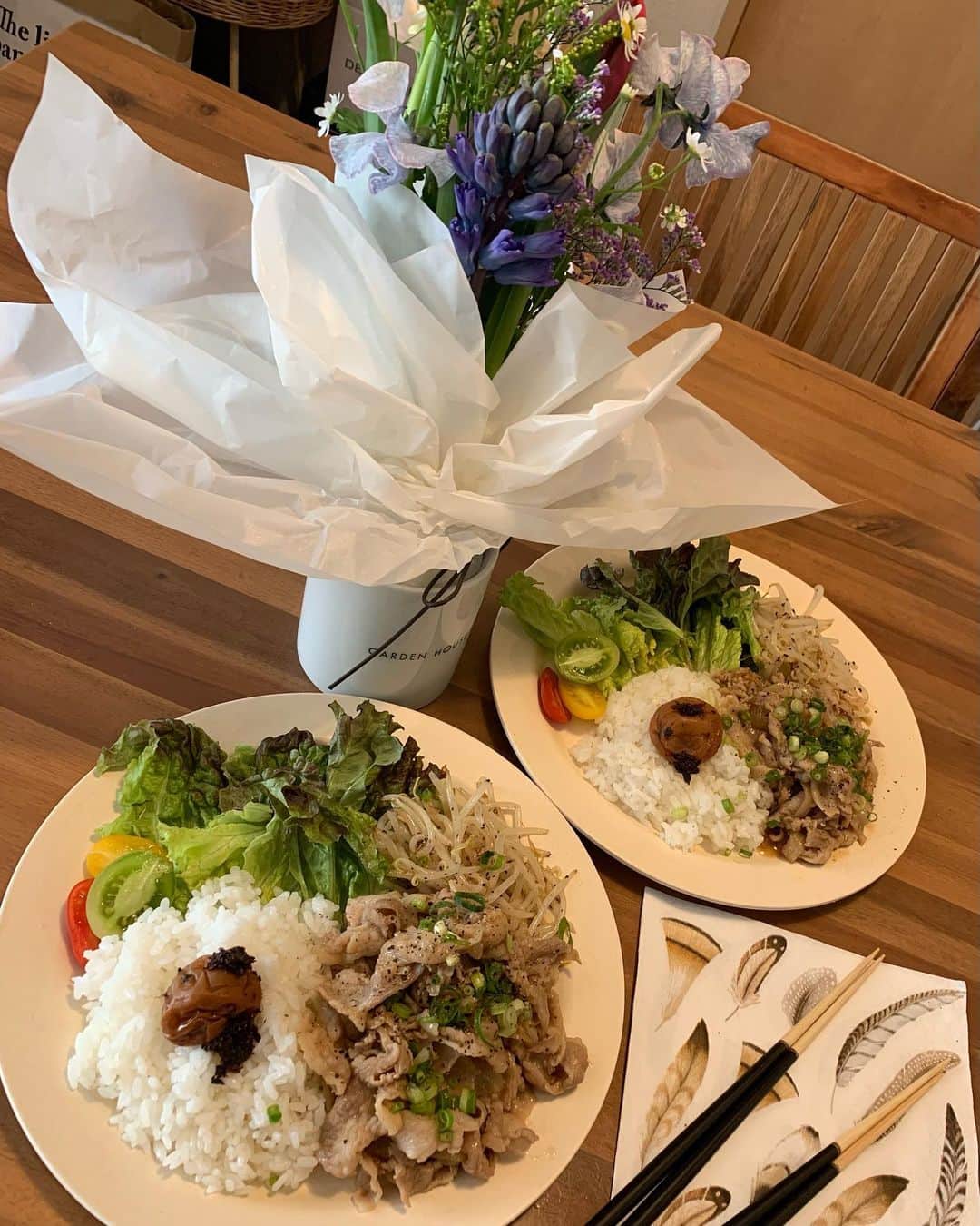 NANAさんのインスタグラム写真 - (NANAInstagram)「GOOD MORNING🕊 ☆ 朝から綺麗なお花が届いて幸せ💞大切な方から部屋にいる事も長くなって気が滅入るから少しでも華やかにって😭🥺 ☆ 優しいな…🥺そんな気遣いができる大人に私もなりたい！心があたたまる朝でした🥰朝昼ご飯は生姜焼きプレート😋 ☆ ひなせのお友達ママから頂いた梅干しがびっくりするほど美味しくてググって自分でも買ったよね♥さすがに金箔の1粒1粒のは高くて買えないから同じ梅の潰れ梅😊ほんっとに美味し過ぎて幸せ〜って叫びながらご飯と食べてた😅 ☆ もうね、おにぎりにしたら絶対最高😚👍💖梅干し好きな方おすすめだよ👌はちみちの酸っぱくない梅干しね！酸っぱいのが好きな人は微妙かも🤭 ☆ さ、今日はひなせの専門の写真を撮りに行かないと🤓なんか成人式の着物〜とか2年後の成人式を友達とずっと話してる😳ひなせとまるこ成人式一緒なんだよー🤦🏽‍♀️ほんっとお金かかるねー😂 ☆ ☆  #foodie#おうちカフェ#food#homemade#instafood#手料理#foodphoto#テーブルコーディネート#時短レシピ#ヘルシーメニュー#fooddaily#foodpic#foodstagram#おうちごはん#セリア#100キン#暮らし#節約レシピ#dinner#foodporm#vscofood#japanesefood#foodstyling#料理写真#夕飯#ワンプレート#愛情ご飯#nanasrecipe」1月16日 10時43分 - nana1977hs