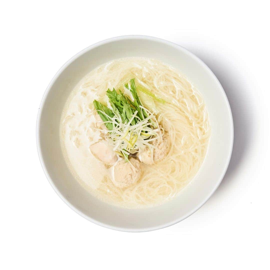 安藤成子のインスタグラム：「さっぱり気分の時の定番といえば 『鶏塩そうめん』 . 鶏の旨味が溶け出したさっぱり鶏スープと軟骨の食感がたまらない鶏だんごと鶏肉がごろっとはいったさっぱりそうめん✨ ・ さっぱり、あっさり気分の時におすすめです！ ・ こちらのメニューは恵比寿店、日比谷店どちらでも召し上がれます ・ #そそそ #そうめん  #冬でもそうめん  #そうめんそそそその先へ  #そうめんそそそ #そうめん専門店 #テイクアウト #デリバリー #恵比寿グルメ #日比谷グルメ #銀座ランチ  #新橋グルメ  #有楽町ランチ  #そうめんアレンジ  #鶏塩そうめん ＃鶏スープ #さっぱりそうめん #コロナフードアクション  #飲食店 #小豆島 #小豆島手延べそうめん #島の光 #小豆島そうめん  #そうめん好きな人と繋がりたい #恵比寿ランチ  #恵比寿そそそ #日比谷そそそ」