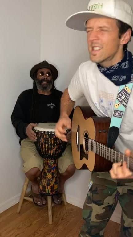 ジェイソン・ムラーズのインスタグラム：「Thanks for the many years of love laughter & harmony. Congrats to our friends at @taylorguitars for their epic announcement this week. #look4thegood #jamuary #fartbeats」