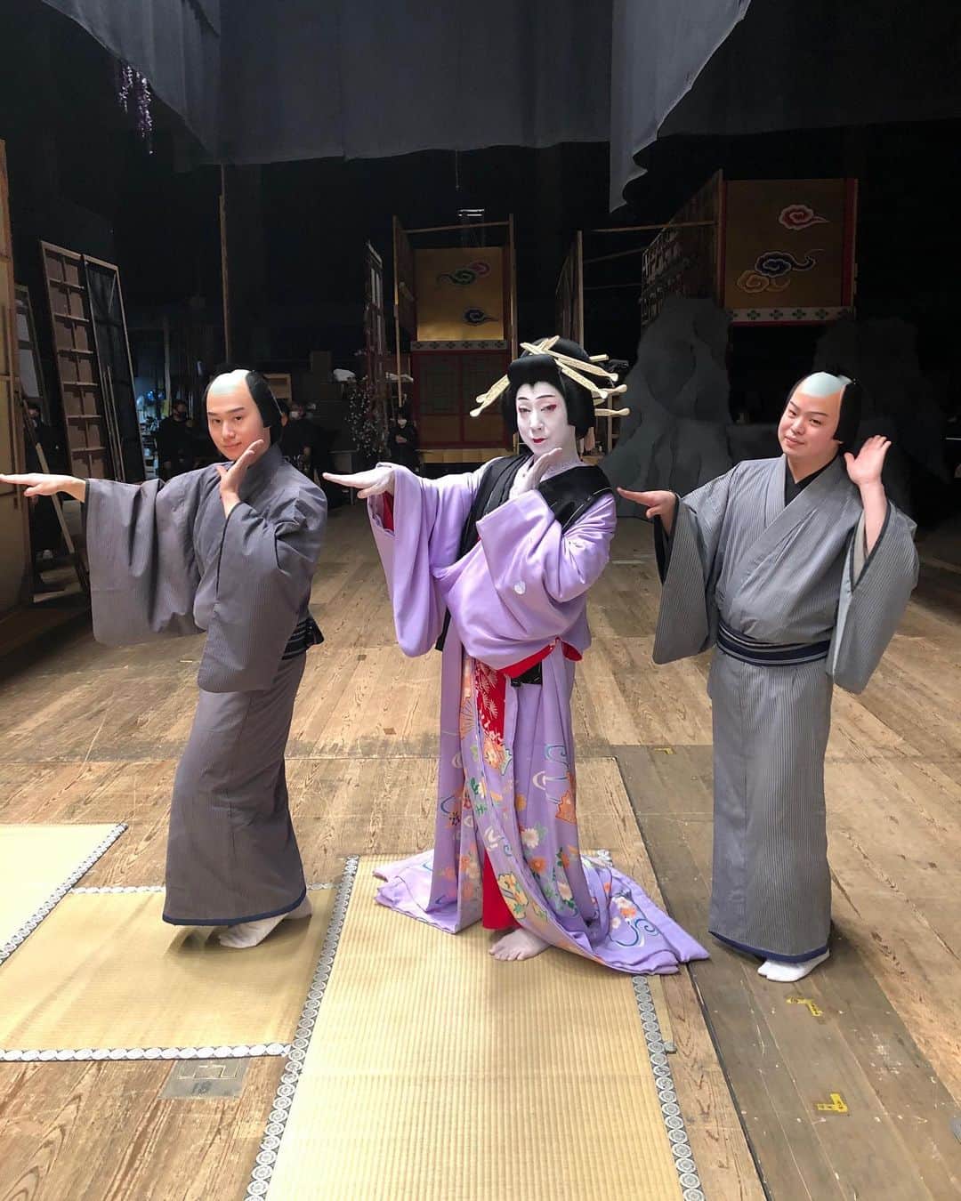 尾上菊之助さんのインスタグラム写真 - (尾上菊之助Instagram)「.﻿ 東京は緊急事態宣言中ではございますが、国立劇場の歌舞伎公演は続いております。﻿ ﻿ お正月の国立劇場の公演は、芝居の中でその時話題の事をとりあげてお客様に楽しんでいただいております。﻿ ﻿ 今回はNiziUさんの縄跳びダンスを踊っております。﻿ ﻿ ぜひいらしてくださいとは申し上げにくいところではございますが、お正月らしい気分を味わっていただけると思います。﻿ ﻿ #国立劇場　#歌舞伎」1月16日 10時48分 - onoekikunosuke