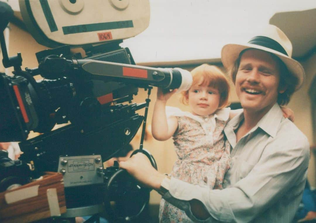 ブライス・ダラス・ハワードさんのインスタグラム写真 - (ブライス・ダラス・ハワードInstagram)「Behind-the-camera-ready since the early 80s. Thank you @realronhoward for showing me the ropes since day one. #FBF #FemaleFilmmakerFriday」1月16日 10時48分 - brycedhoward