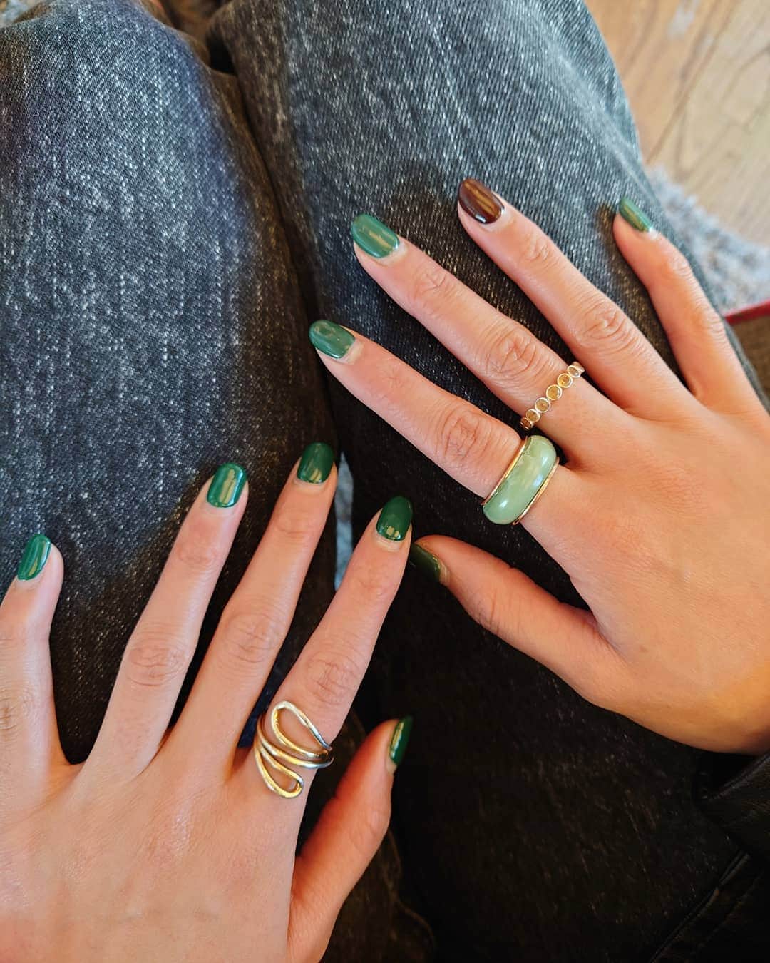 平アスカのインスタグラム：「green💚 アクセもタグつけたよん #nail #rings #jeanasis #todayful #stellarhollywood」