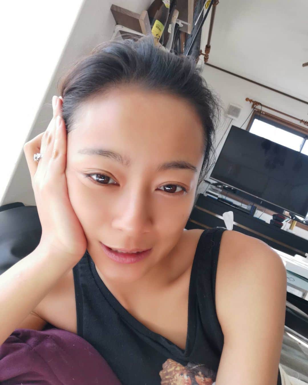 脇田恵子のインスタグラム：「美顔器壊れかけてておニューのゲットしたらちゅるちゅる😘。  #なぞの苦笑い」