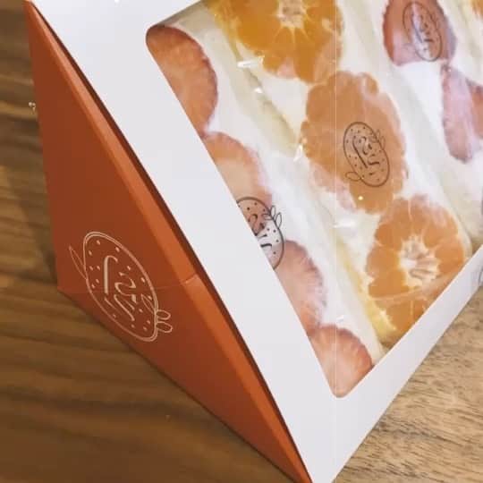 亀恭子のインスタグラム：「フルーツサンドの動画❤︎w  ヴィーガンフルーツサンド専門店「fruits and season」  すぐ売り切れてしまう人気のサンドをふいに頂いて 早速♪  朝ごはんに和食を食べて、 テーストまとまってないけど デザートに…（むしろこっちがメイン？）  かなりのビックサイズたけどサラッと食べれる。 おいし❤︎  #saturday #morning #fruitsandwich #fruitsandseason @sachiko__kurihara thankyou❤︎」