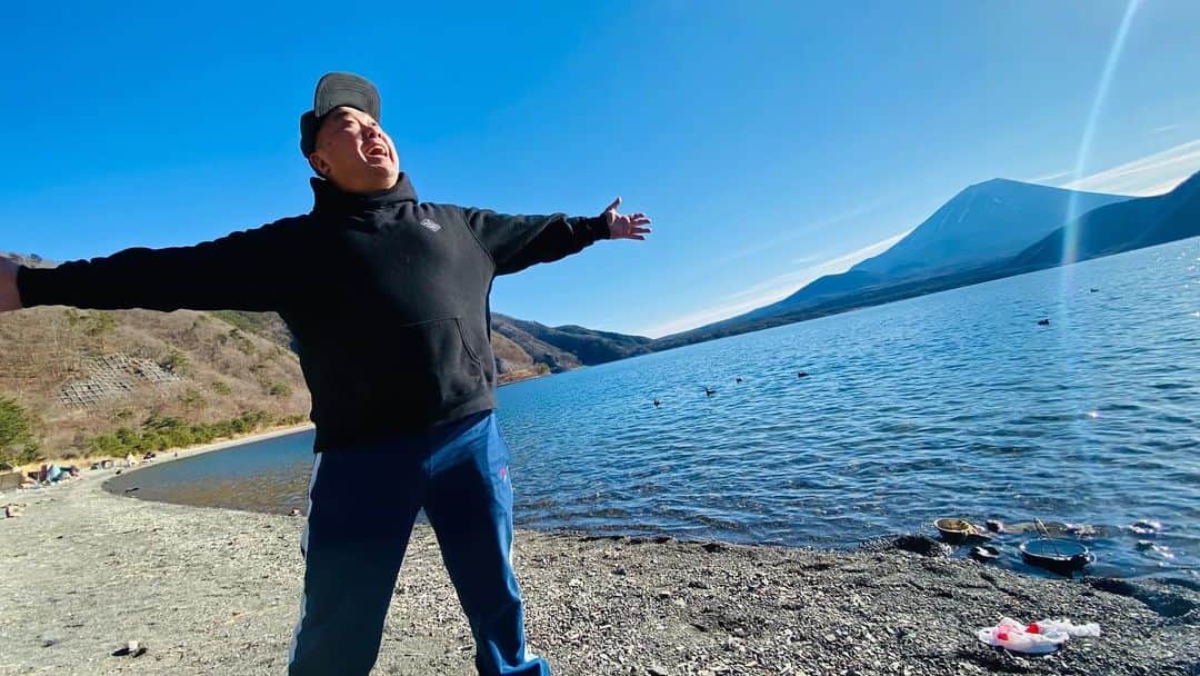 山本圭壱のインスタグラム：「けいちょんチャンネル 本栖湖キャンプ 逆さ富士 みてねー」