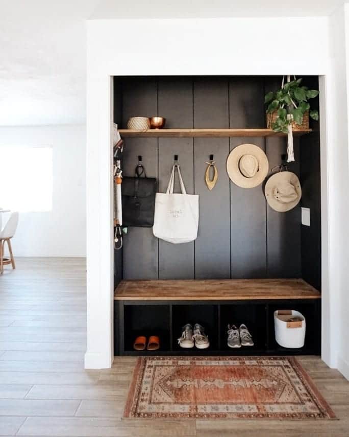 のインスタグラム：「【INTERIOR TIPS】シンプルでベーシックなイケアの製品を自分流にアレンジ！少しのペンキや道具、アイデアで、個性的なデコレーションピースに変身させよう。 一枚目は、どこにイケアの製品が使われていると思う？  エル デジタルで、イケアのDIYハックを紹介中🔧  #elledecor #elledecorjapan #エルデコ #インテリア #インテリア好き #暮らし #インテリアデザイン #interior #interiordesign #diy #ikea #リメイク #イケア #diy好きな人と繋がりたい #diyアイディア」