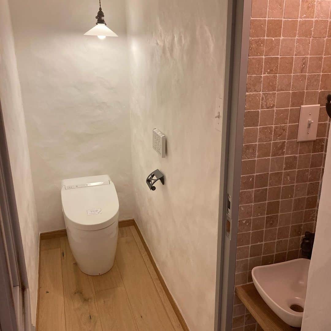 アーキ ホームライフさんのインスタグラム写真 - (アーキ ホームライフInstagram)「トイレを可愛らしい空間にするのはいかがですか？ ちょこっとした洗面にペンダントライトを垂らした空間。  実はこちら、階段下のトイレです。 タンクレスのトイレにして外に手洗いをつける。これだけでトイレ自体の空間も広く見えますね👍(タナカ)  #アーキホームライフ #ホームライフ100 #注文住宅 #デザイン住宅 #マイホーム #home #house #family #おしゃれな家 #こだわりの家 #一戸建て #福知山 #豊岡 #舞鶴 #加東 #加古川 #姫路 #和泉 #千里#可愛いトイレ#独立洗面#漆喰#広いトイレ #おしゃれさんと繋がりたい #素敵な時間 #緊急事態宣言 #がんばれ日本 #負けるな日本 #コロナに負けるな日本」1月16日 10時58分 - archihomelife_after