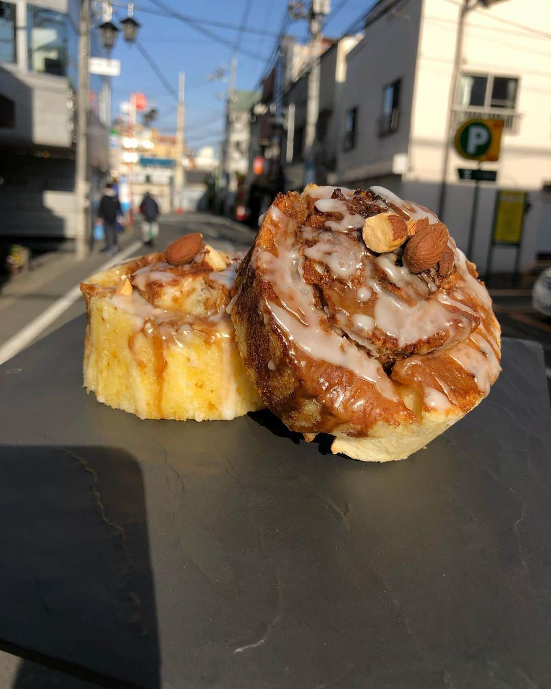 Coffee & Toast Tokyoさんのインスタグラム写真 - (Coffee & Toast TokyoInstagram)「ココナッツシュガー食ぱんロール！ 🥥🥥🥥🥥🥥  甘いぱんが食べたくて、 食パンをココナッツシュガーとバターでロール。仕上げにアイシングして、シナモンをぱらっと。  食パンのもっちり、しっとりした食感をココナッツシュガーの優しい甘みで堪能できる、絶品のシナモン香るロールぱんです😋😋😋  #トースト  #トーストアレンジ #食パンアレンジ  #食パン  #世田谷カフェ  #東京パン屋  #パンスタグラム  #吐司  #paingrillé  #torrada #toast  #toasttuesday  #tostadas  #東京カフェ  #三軒茶屋カフェ #カフェ  #photooftheday  #三軒茶屋  #food #ココナッツシュガー  #シナモンロール  #アイシング  #ココナッツシュガートースト  #シナモン  #cinnamon  #cinnamonrolls  #cinnamonbuns  #cinnamonroll」1月16日 10時58分 - coffeetoast2