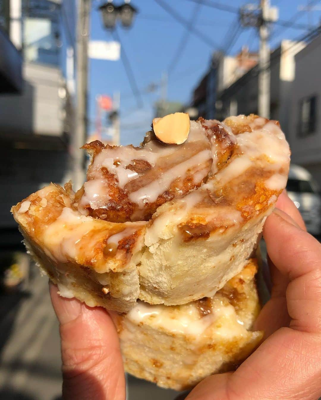 Coffee & Toast Tokyoさんのインスタグラム写真 - (Coffee & Toast TokyoInstagram)「ココナッツシュガー食ぱんロール！ 🥥🥥🥥🥥🥥  甘いぱんが食べたくて、 食パンをココナッツシュガーとバターでロール。仕上げにアイシングして、シナモンをぱらっと。  食パンのもっちり、しっとりした食感をココナッツシュガーの優しい甘みで堪能できる、絶品のシナモン香るロールぱんです😋😋😋  #トースト  #トーストアレンジ #食パンアレンジ  #食パン  #世田谷カフェ  #東京パン屋  #パンスタグラム  #吐司  #paingrillé  #torrada #toast  #toasttuesday  #tostadas  #東京カフェ  #三軒茶屋カフェ #カフェ  #photooftheday  #三軒茶屋  #food #ココナッツシュガー  #シナモンロール  #アイシング  #ココナッツシュガートースト  #シナモン  #cinnamon  #cinnamonrolls  #cinnamonbuns  #cinnamonroll」1月16日 10時58分 - coffeetoast2