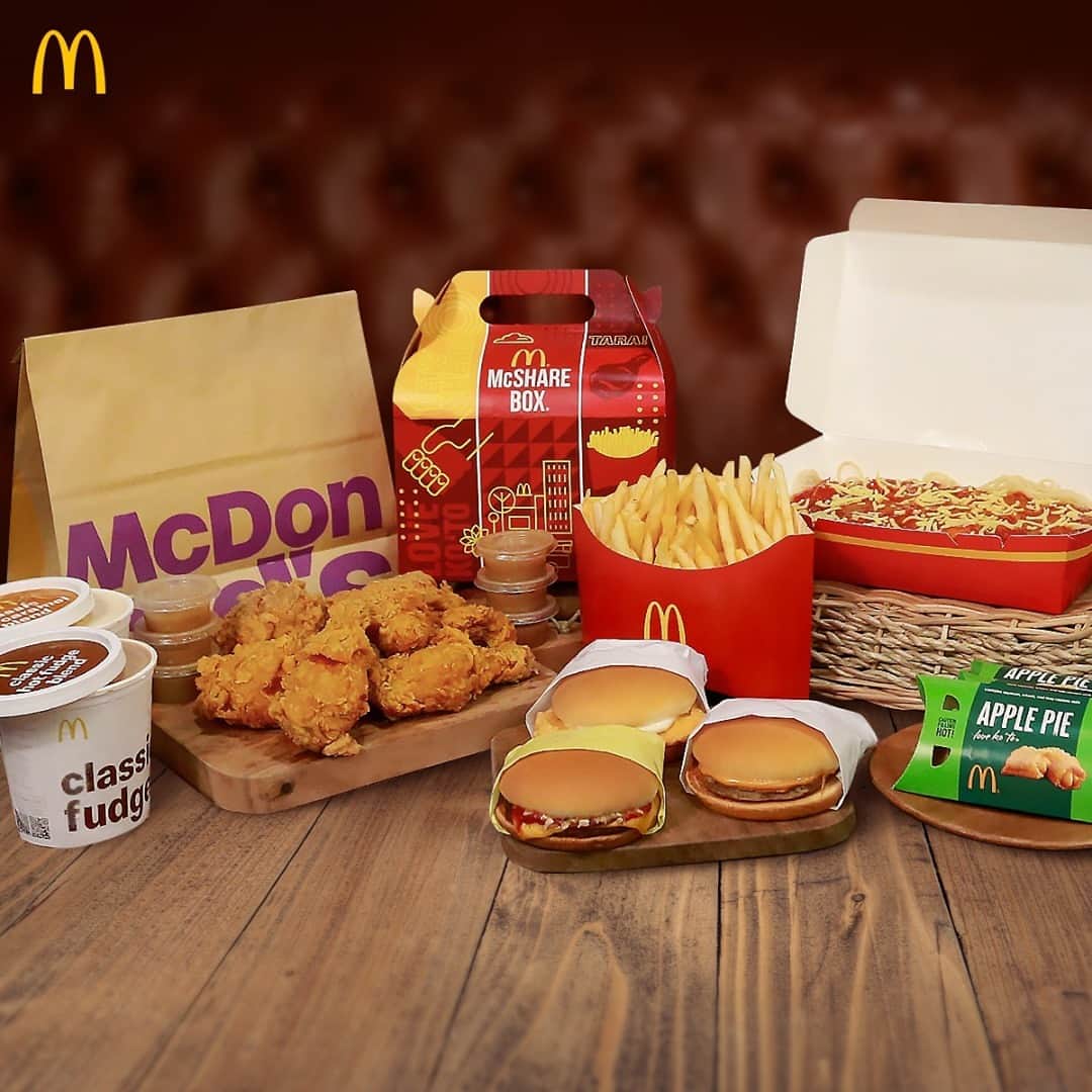 McDonald's Philippinesのインスタグラム：「Kapag kumpleto ang pamilya, dapat kumpleto rin ang handaan! Order our Chicken McDo McShare Box and Snack Burger McShare Bundle na may kasama pang McSpaghetti Platter at Sundae Blends. Masarap na, busog pa ang lahat!  Get them now via McDonald’s Drive-Thru, Take Out, or Pick-Up. You can also order via the McDelivery PH App, website, or call 8888-6236 (NCR).  *Sundae Blends are only available in-store and on select stores.」