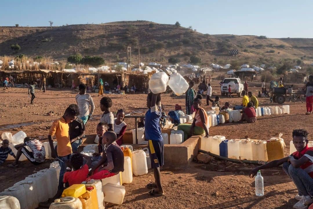 国境なき医師団さんのインスタグラム写真 - (国境なき医師団Instagram)「タンクを持つ子どもたち。水を汲むために、国境なき医師団（MSF）の給水所 に集まってきています。 . ここスーダンにあるウム・ラクバ・キャンプに避難する人びとは、昨年12月時点で1万5000人。2020年11月、エチオピア北部のティグレ州で激化した紛争から逃れてきた人びとです。 . 逃げることに精一杯で、銀行からお金を引き出す時間もなく、文字通り着の身着のまま。あまりに急なことだったので、祖国で何が起こったのか知らない人もいる、と現地で活動する緊急対応コーディネーターは話します。 . MSFは、11月16日に診療所を設置。水を提供するほか、キャンプ内に手洗い所やトイレを設置して衛生環境を整える活動も行っています。 . こう した突然の緊急事態に対応できるのは、MSFの活動資金が一般の皆さまからの寄付金で成り立っているから。独立性を保ち、自らの決定で医療を求める人びとのところへ迅速に向かうことができるのです。 -------------------------------------  スーダン、エチオピアでの活動は公式サイトから。プロフィールのURLリンクからどうぞ→@msf_japan .  --------------------------------------  © Thomas Dworzak/Magnum Photos #国境なき医師団 #MSF #スーダン #エチオピア #スーダン  #難民キャンプ #避難民 #医療 #水を届ける #photooftheday #写真好きな人とつながりたい」1月16日 11時00分 - msf_japan