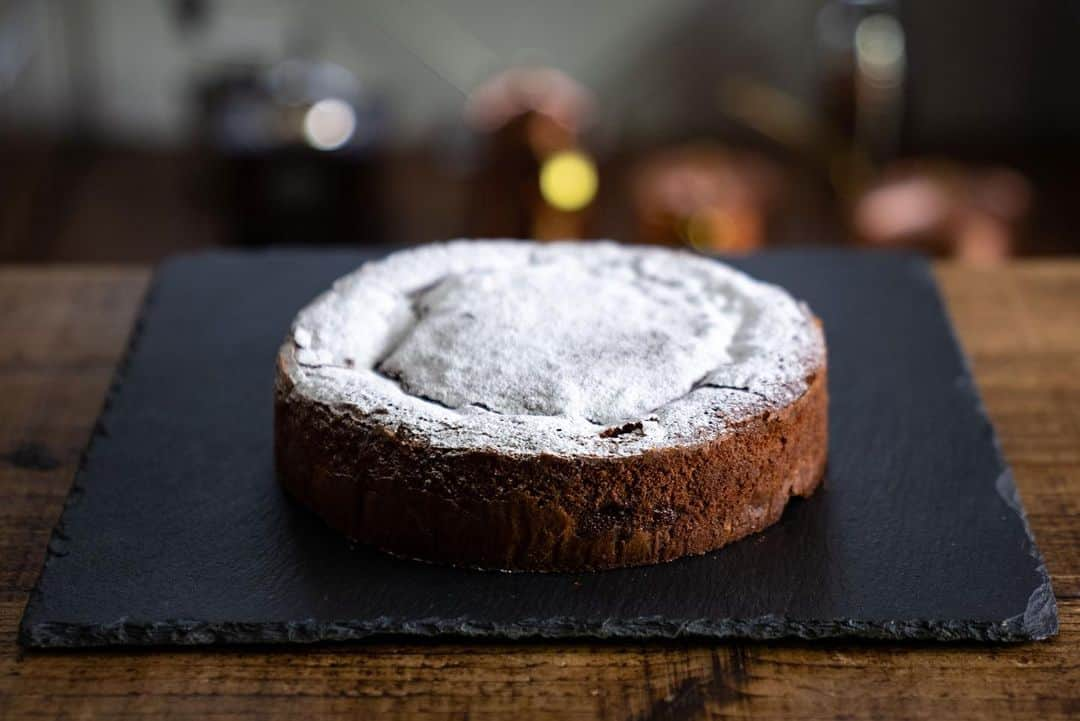 チョコレートカカオさんのインスタグラム写真 - (チョコレートカカオInstagram)「Roasted Strawberries Chocolate Cake 焼きイチゴのガトーショコラ  YouTube https://youtu.be/mBWdB6Betcg  #Youtube #foodie #instafood #dessertporn #yummy #recipe #chocolate #tasty #dessert #チョコレート #chocoholic #お菓子作り #feedfeedbaking #ガトーショコラ #チョコレートケーキ #イチゴ #苺 #いちご #strawberry #roast #バレンタイン #valentine #valentines #valentineday #valentinegift #gateau #gateauchocolat #chocolat #fruitcake」1月16日 11時07分 - chocolate_cacao_seijin