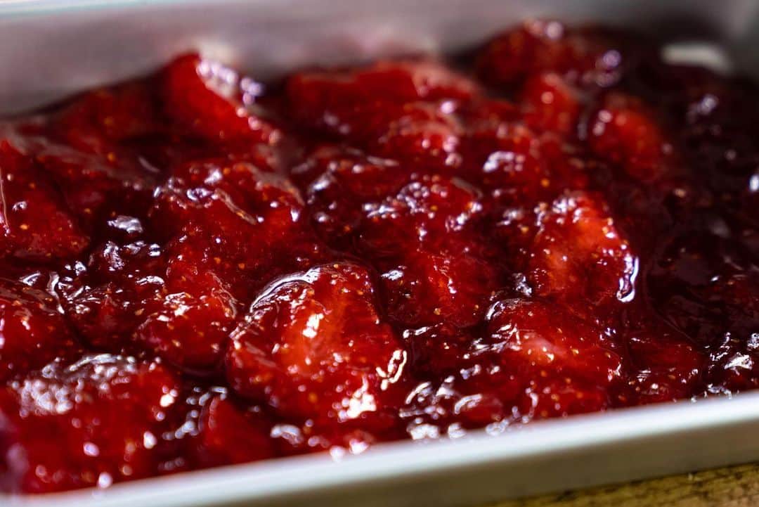 チョコレートカカオさんのインスタグラム写真 - (チョコレートカカオInstagram)「Roasted Strawberries Chocolate Cake 焼きイチゴのガトーショコラ  YouTube https://youtu.be/mBWdB6Betcg  #Youtube #foodie #instafood #dessertporn #yummy #recipe #chocolate #tasty #dessert #チョコレート #chocoholic #お菓子作り #feedfeedbaking #ガトーショコラ #チョコレートケーキ #イチゴ #苺 #いちご #strawberry #roast #バレンタイン #valentine #valentines #valentineday #valentinegift #gateau #gateauchocolat #chocolat #fruitcake」1月16日 11時07分 - chocolate_cacao_seijin