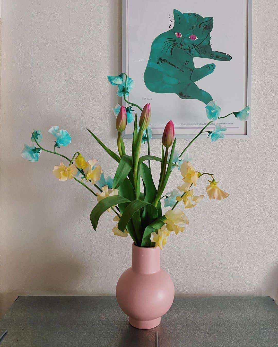 のインスタグラム：「久しぶりにお花を買った💐💠 かわいっ(*´-`) チューリップ咲くのたのしみ🌷」