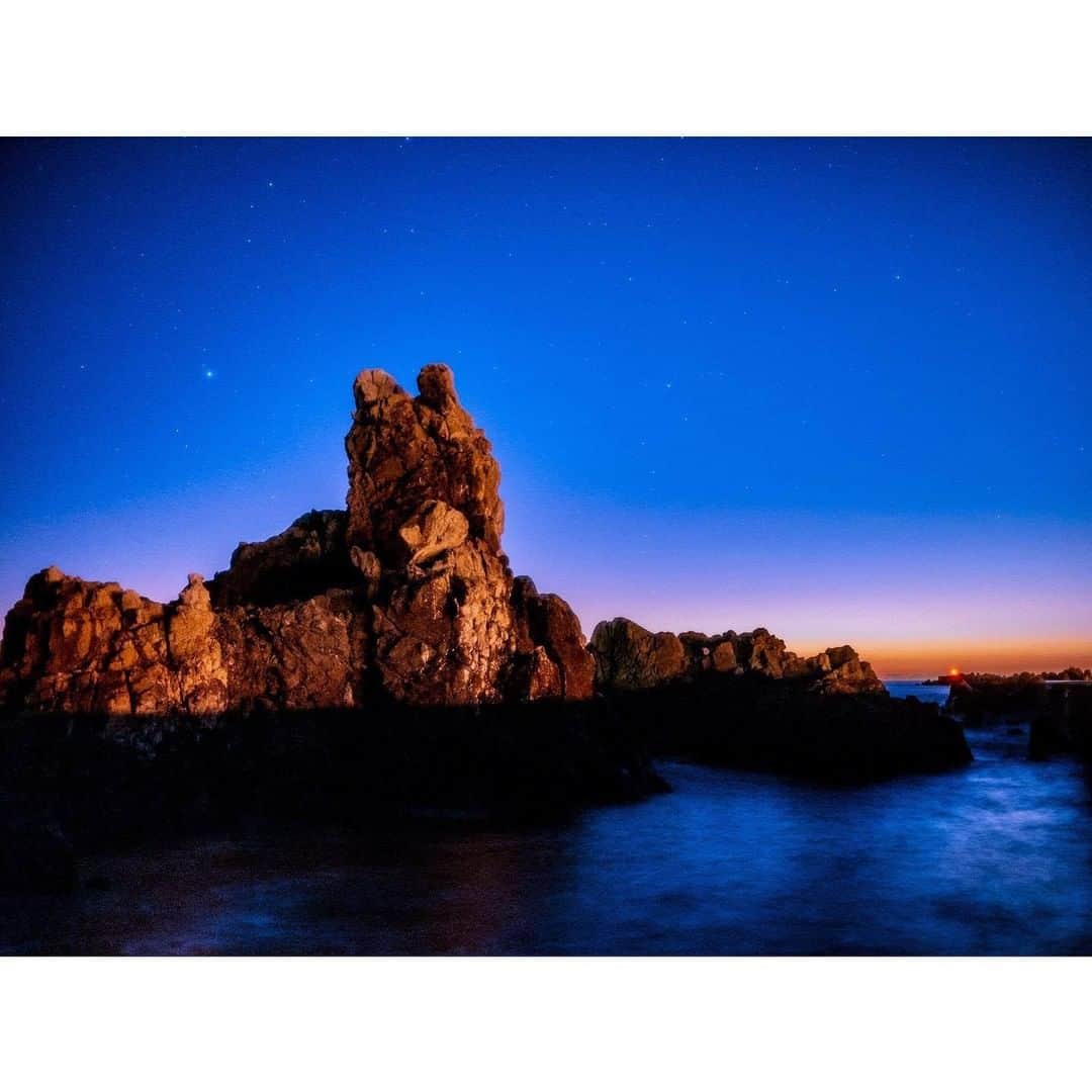 のインスタグラム：「【らぶちばseason9: @sanninmusukono_mama　さん】の投稿をご紹介📷  夜空の星をみあげるワンちゃんに見えますね。 夕日と夜空のグラデーションがとってもキレイな1枚です。 お写真の投稿ありがとうございました！  犬岩は、千葉県最古の地層といわれています。 近くの犬吠埼は、日本一早い初日の出でも有名ですね。  緊急事態宣言中は、ジオガイドツアーを中止しているのでご注意ください。  【銚子ジオパーク公式サイト】 http://www.choshi-geopark.jp/index.html  ／ 新しい期間限定キャンペーンが始まりました✨ ＼ 今までに撮りためた写真をぜひラブちばに投稿してみてくださいね。 写真をみながら、ぜひおうちで旅行気分を🌼 チーバ君のかわいいグッズなどが抽選で毎月当たります🐶  🎨ちばアート祭特別賞🎨 今年も「ちば文化資産」がテーマのアートイベント「ちばアート祭」を開催。 ぜひ、あなたの好きな「ちばの文化」や、ちばで見つけたアートを感じる風景を ２つのハッシュタグをつけて投稿してください。 #ちばアート祭2021応募 #（撮影した場所・モノの名前）  抽選でちーチーバくんオリジナルクッションなどが当たります https://love-love-chiba.jp/cp_art  🍓ちばの花といちご特別賞🌸 千葉県のお花畑や花摘み、いちご狩りやいちごスイーツの写真など、 花やいちごに関する写真を #ちばの花といちご のハッシュタグをつけて投稿してください。  抽選で10名様に、チーバくんの非売品ぬいぐるみが当たります！ https://love-love-chiba.jp/cp_flower_strawberry  ---------------------------  ／ Season9スタート！ 募集期間：2021年3月31日まで ＼  千葉県の魅力あふれるラブちば写真を投稿して、 プレゼントをGETしよう！！ チーバくんグッズや千葉県の特産品が当たります✨  応募方法： Instagram応募とWebフォーム応募の2種類。プレゼントはプロフィール欄のリンクから 公式サイト（https://love-love-chiba.jp/）でチェック！  公式サイトからフォーム投稿方法▼ https://love-love-chiba.jp/entry  Instagram投稿方法▼ ①公式Instagramアカウント『@love.love.chiba』をフォロー ②２つのハッシュタグをつけて、千葉の魅力あふれる写真をシェア #らぶちば9に応募 . 希望するプレゼントをどれか一つハッシュタグでつける #チバザビーフ #銚子つりきんめ #野菜ボックス #チーバくんリュック . （例） 館山市の〇〇海岸の景色がとってもきれい！ 夕暮れどきもおすすめだよ♪ #らぶちば9に応募　#チーバくんリュック ＊ ＊ 千葉県内に2021年2月7日まで、緊急事態宣言により外出自粛要請がでています。特別な事情がない限り、不要不急の外出は控えて、お家での時間を楽しみましょう。 https://www.pref.chiba.lg.jp/kenfuku/kansenshou/ncov/onegai2.html *  * * * #lovechiba9 #らぶちば #loveloveCHIBA #chiba #ちばかつ #千葉 #千葉県 #千葉観光 #銚子ジオパーク #銚子ジオパーク犬岩 #てくてく銚子 #てくてく銚子お写んぽ #てくてく銚子お散歩 #星景写真キレイに撮れるようになりたい #星景写真好きな人と繋がりたい #ルミックスgf10 #ルミックスG 20㎜F1.7 #広角レンズ欲しい #マジックアワー #マジックアワーのグラデーション」