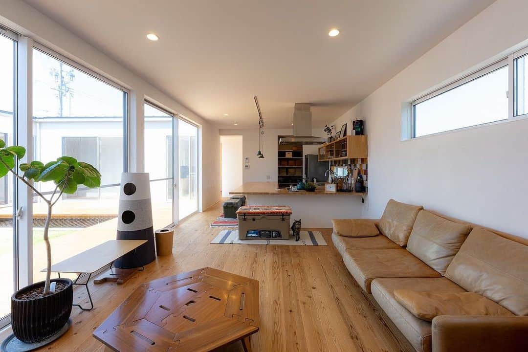 ソラマド香川のインスタグラム：「完成見学会情報‼️🏡  【平屋の「ソラマドの家」予約制OPEN HOUSE】  高松市に新しくソラマドの家が完成しました。 お施主様のご厚意でOPEN HOUSEを開催いたします。 分譲地内に建つ中庭のある切妻の平屋で、内部は大屋根を活かした開放感のあるつくりになっています。 こだわりの詰まったソラマドを是非、この機会にご覧ください。  ※予約制のため、お早めにご予約をお願いいたします。ご予約後、案内地図をお送りしたします。 ※新型コロナウイルス対策として、ご来場者様の見学時間が重ならないよう時間調整をさせていただく場合がございます。ご理解とご協力をお願い申し上げます。  開催概要 内容：予約制完成見学会 日程：2021年1月30日（土）31日（日） 時間：10時～17時 会場：高松市出作町（自社分譲地内） ※ご予約後、案内地図をお送り致します。  〝 ソラマド香川インスタグラムページ内にソラマド香川ホームページURLを載せております。 〝ソラマド香川HP>イベントページ>イベント参加予約〟よりご予約をお願いします。  →@soramado_kagawa  ---------------------------------------  青空と暮らす家。 あなただけの特別な住まいをプロデュースします。  「 #ソラマド香川 」で検索🔍  ---------------------------------------  ★「ソラマドの家」資料請求はこちら → @request.soramadokagawa   ---------------------------------------  🏠【常設モデル】宇多津モデル 綾歌郡宇多津町浜三番丁22-4 🏠 かがわ家博モデル 高松市多肥上町かがわ家博北会場内  ---------------------------------------  ソラマド香川(センコー産業株式会社) 綾歌郡宇多津町浜三番丁22-4 電話番号：0120-49-7257 営業時間：10時〜17時(水曜定休日)  ---------------------------------------  #中庭のある平屋#リビングインテリア#木の家#無垢床#マイホーム#新築#自由設計#シンプルな暮らし#自然光#暮らしを楽しむ#空間デザイン#soramado#ソラマド#家づくり#中庭のある家#カフェスタイル#自然素材#漆喰#自然素材の家#コートハウス#空#ウッドデッキ#注文住宅#中庭#ソラマドキッチン#設計事務所#センコー産業#かがわ家博」