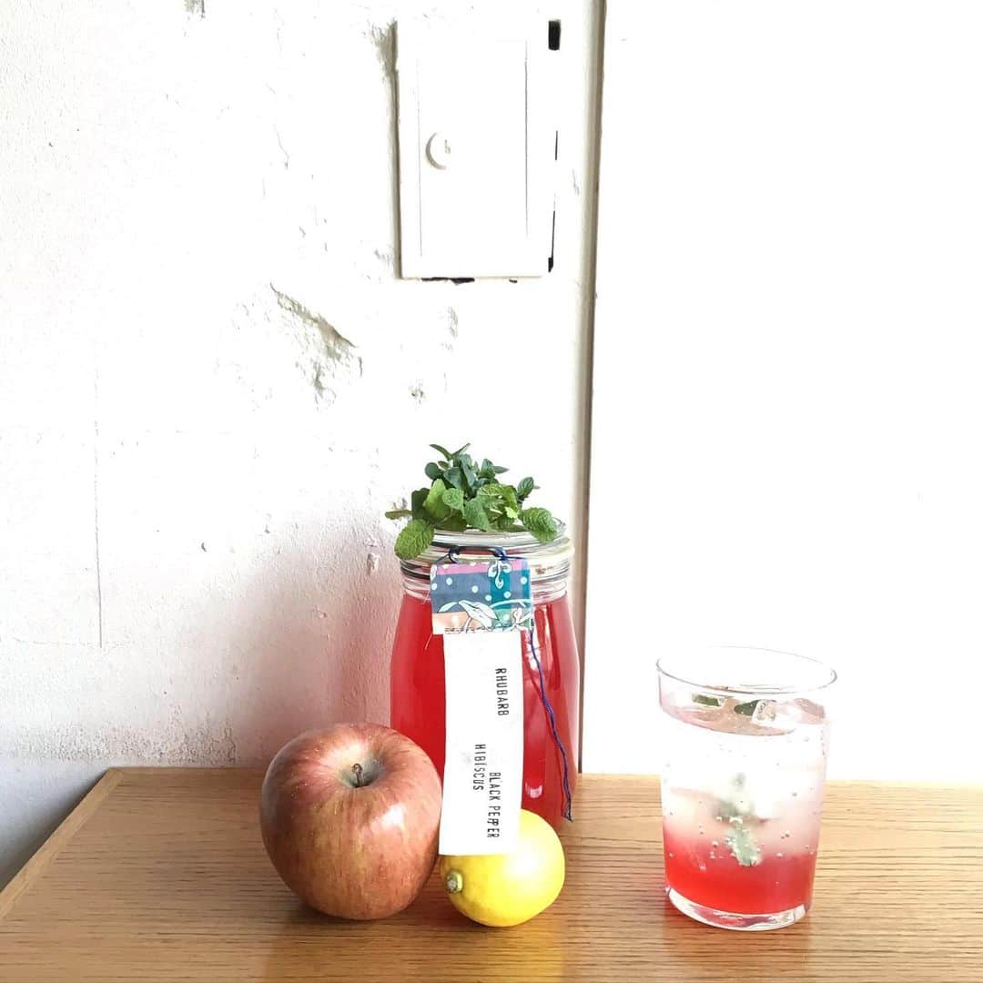 Pho 321 Noodle barのインスタグラム：「辛夷の花の蕾たちも　すこしづつ膨らんで、今日は早春の陽気になるそうです。暖かいと嬉しいですね。  seasonal syrupが　「河内晩柑と生姜　ライム　檸檬のシロップ」から　「ルヴァーブ　ハイビスカス　クローブ　ブラックペッパー　檸檬」のシロップにバトンタッチです。  鹿児島産のタデ科の赤ルヴァーブと愛媛の檸檬、クローブ、ブラックペッパーとスパイスをきりりと効かせたシロップは　交差点向こう代々木に焙煎所・ラボラトリーを構えるgood neighbor’s provisionsに作っていただきました。  その時々の旬の国産フルーツや素材をスパイスと一緒に綴じ込めて　目にも嬉しい　季節のレイヤーをお楽しみください。  本日も11:30AM opening 7:30PM last call 8PM closing、中休みなし、同時間でchompy,uber eats、ふたつのアプリケーションも稼働致します🚵‍♀️ ご予約をいただいてから、pick upのお時間に合わせてお作りするto go boxはこちらから　☎︎03-6432-9586  海老とお野菜の生春巻きは　蒸籠でゆっくりと火を入れたイエロービートルート、紅カブ&あやめ雪かぶ、金時人参入り、(イエロービートルート多めです💃) ヴェトナム風🇻🇳豚の角煮ことcom トンポーローもたっぷりと仕込みました。  皆さまにとって　善き土曜日になりますように。  today’s recommend:rhubarb,hibisucus,blackpepper syrup soda/aid（new) 3rd noodle,bun pork(warm),com dong-pou-rou,summer roll for sharing and homemade coconut pudding w/houjicha syrup🥥  today’s opening 📻somewhere over the rainbow from ‘echo of youth’/yann tomita（1983)  #chompy #ubereats #fooddelivery #デリバリー #千駄ヶ谷ランチ #rhubarb #hibiscus #syrupsoda  #pho321 #goodneighborsprovisions」
