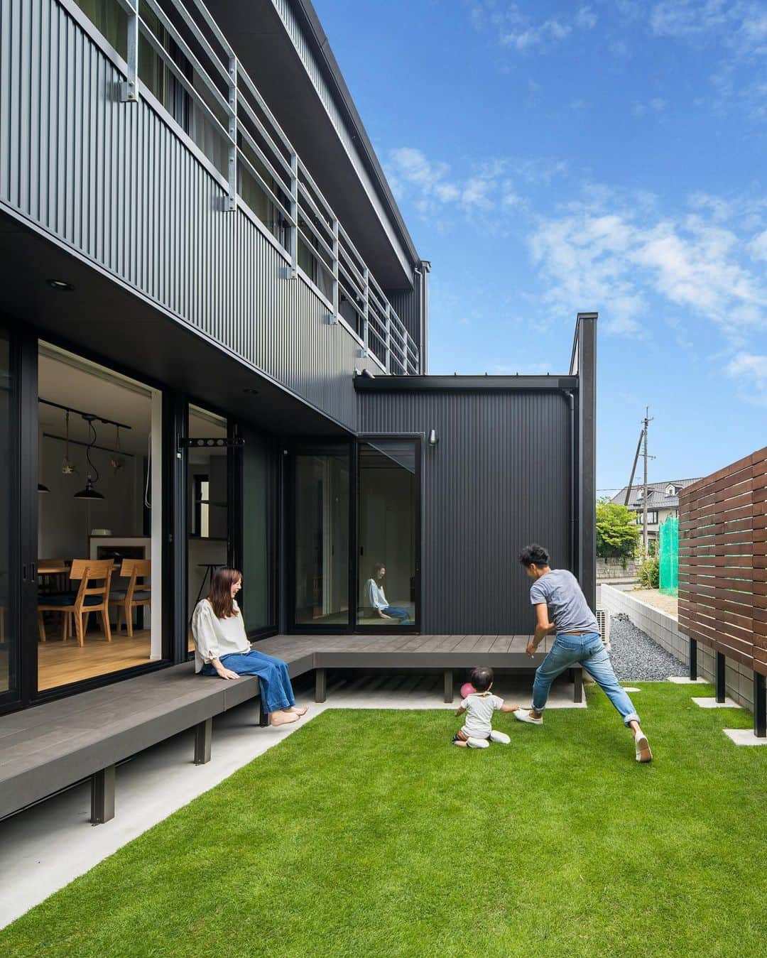 ルポハウス一級建築士事務所さんのインスタグラム写真 - (ルポハウス一級建築士事務所Instagram)「・ ・ ・ 黒いガルバリウムに映える生き生きとした緑。 ・ リビングから広がるお庭で家にいながら自然と緑に触れ合える環境は、子どもへのステキなプレゼントかもしれません。 ・ ・ ・ ルポハウスの施工事例をもっと見てみたい方は こちらまで☞ @reposhouse ・ #ルポハウス は#ちょっとかっこいい家 を"友人のために"という思いでつくっています。 ・ 一生に一度の#マイホーム。 「あなたにしかできない」×「ルポハウスだからできる」で、私たちだけの#家づくり を思いっきり楽しんでみませんか？！ ・ ・ ・ #家 #注文住宅 #新築一戸建て#デザイナーズ住宅 #一級建築士事務所 #設計事務所 #instahouse #滋賀 #大津 #草津 #栗東#焼杉 #焼杉外壁 #ガルバリウム外壁 #ガルバリウム#ガルバ#外観デザイン #外観デザイン #中庭 #中庭のある家」1月16日 11時24分 - reposhouse